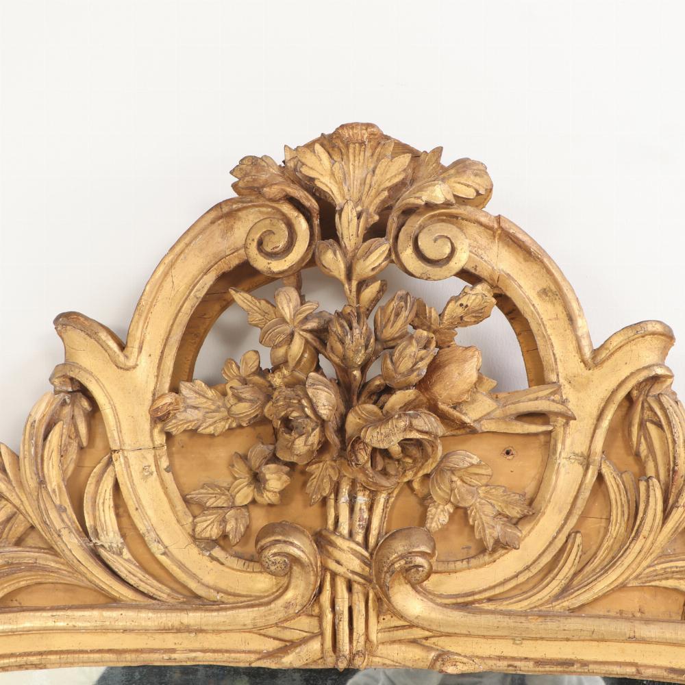 Fino al XVIII secolo Grande specchio francese in stile Luigi XV in legno dorato intagliato, XVIII sec. in vendita