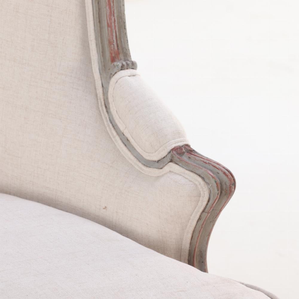 Este cómodo sillón te envuelve con su respaldo redondeado, sus pequeños brazos acolchados y su mullido cojín, todo ello apoyado en patas delanteras cabriolé cortas y patas traseras acampanadas. ¡Recientemente retapizado y listo para disfrutar!