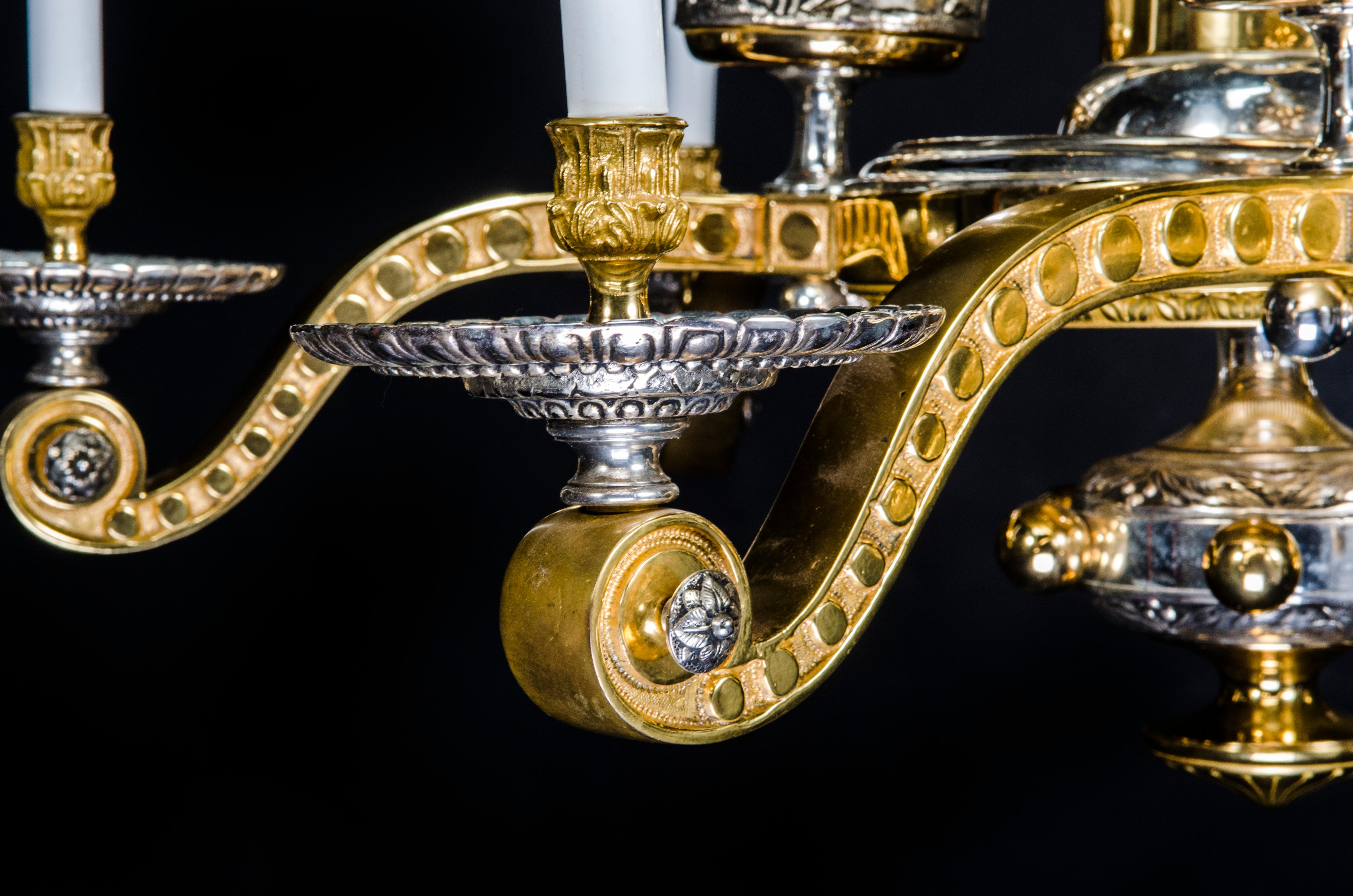  Großer französischer neugriechischer vergoldeter und silberner Bronze-Kronleuchter von F. Barbedienne (19. Jahrhundert) im Angebot