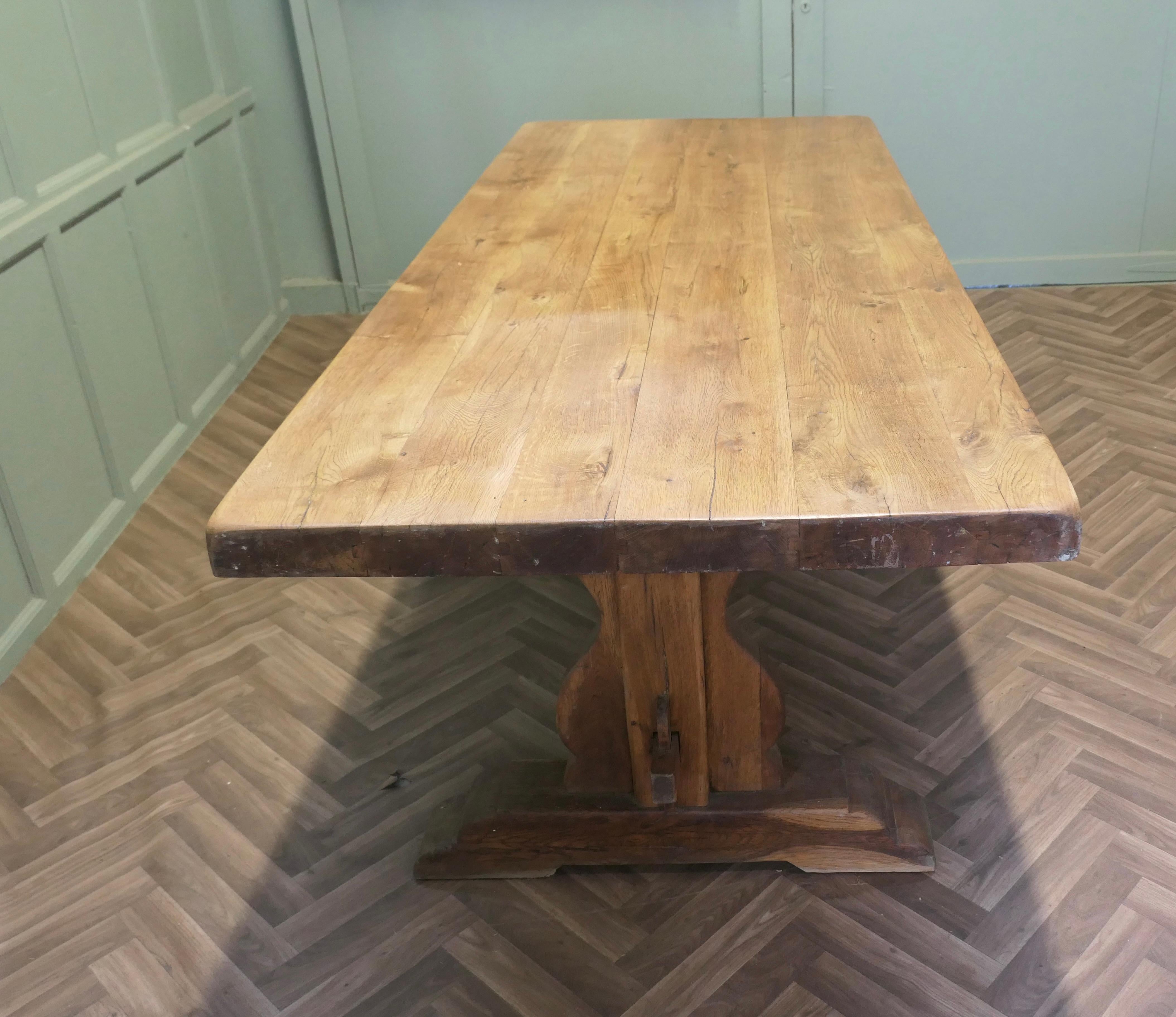 Una gran mesa de granja de roble francés, Mesa  Monasterio  Es una pieza soberbia en Bueno estado para la venta en Godshill, Isle of Wight