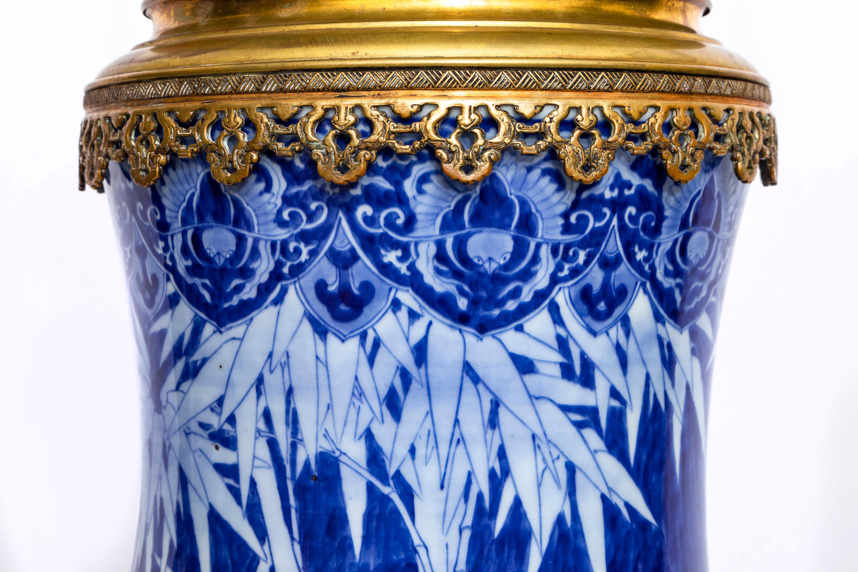 Grand vase/lampe japonais en porcelaine bleue et blanche monté en bronze doré en vente 2