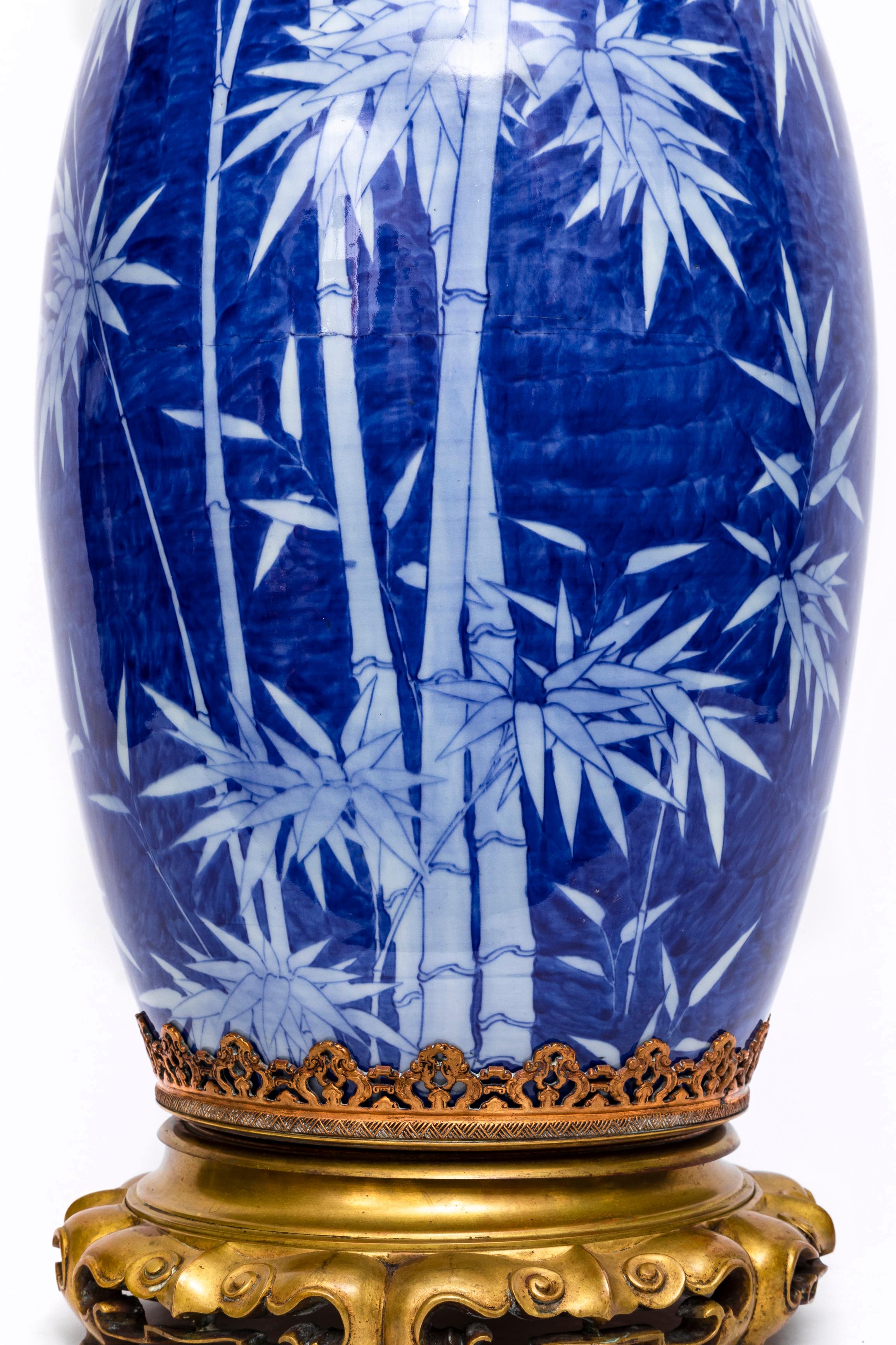 Grand vase/lampe japonais en porcelaine bleue et blanche monté en bronze doré en vente 3