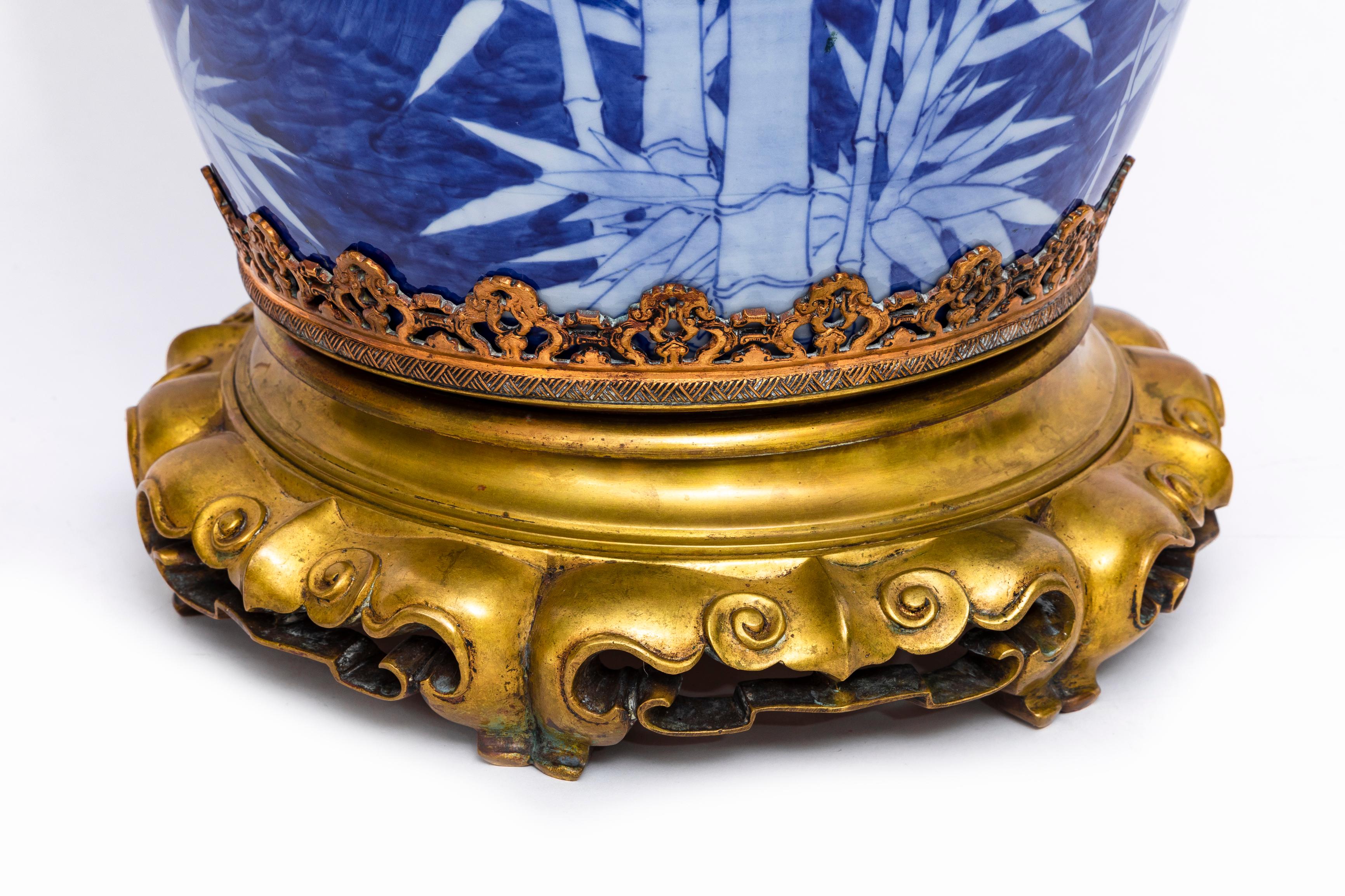 Grand vase/lampe japonais en porcelaine bleue et blanche monté en bronze doré en vente 4