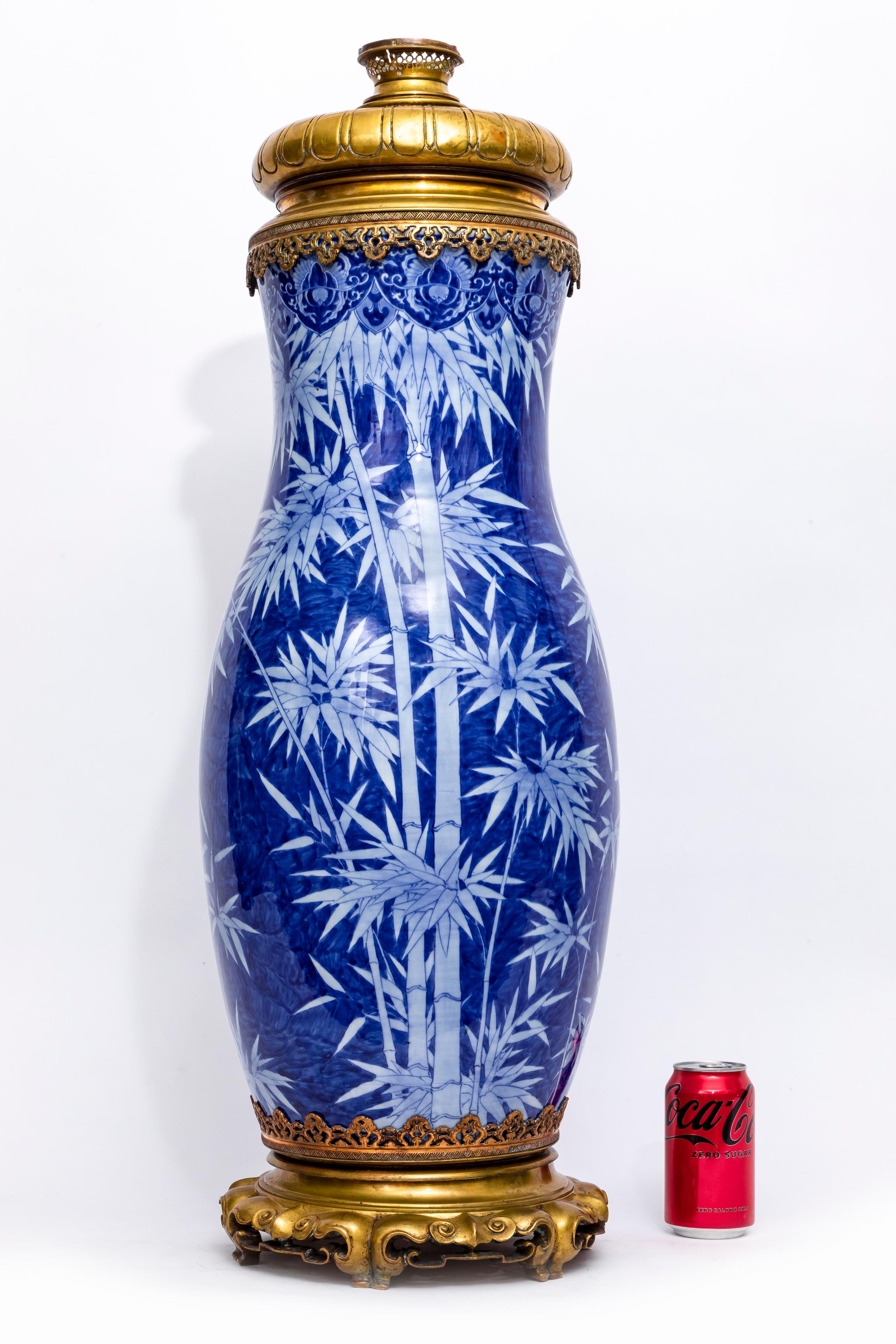 Incroyable et assez grand vase en porcelaine japonaise bleue et blanche monté en bronze doré, transformé en lampe, datant du 19e siècle. Les montures sont attribuées à E. Lievre. Ce brillant vase en porcelaine japonaise bleu et blanc est un bel