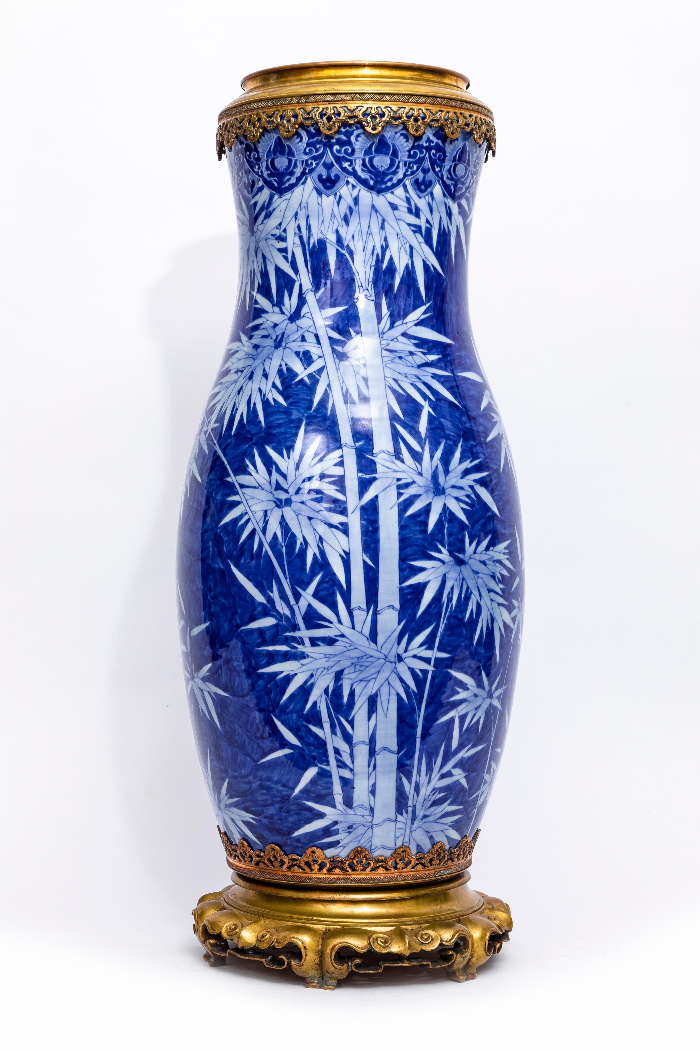 Japonisme Grand vase/lampe japonais en porcelaine bleue et blanche monté en bronze doré en vente