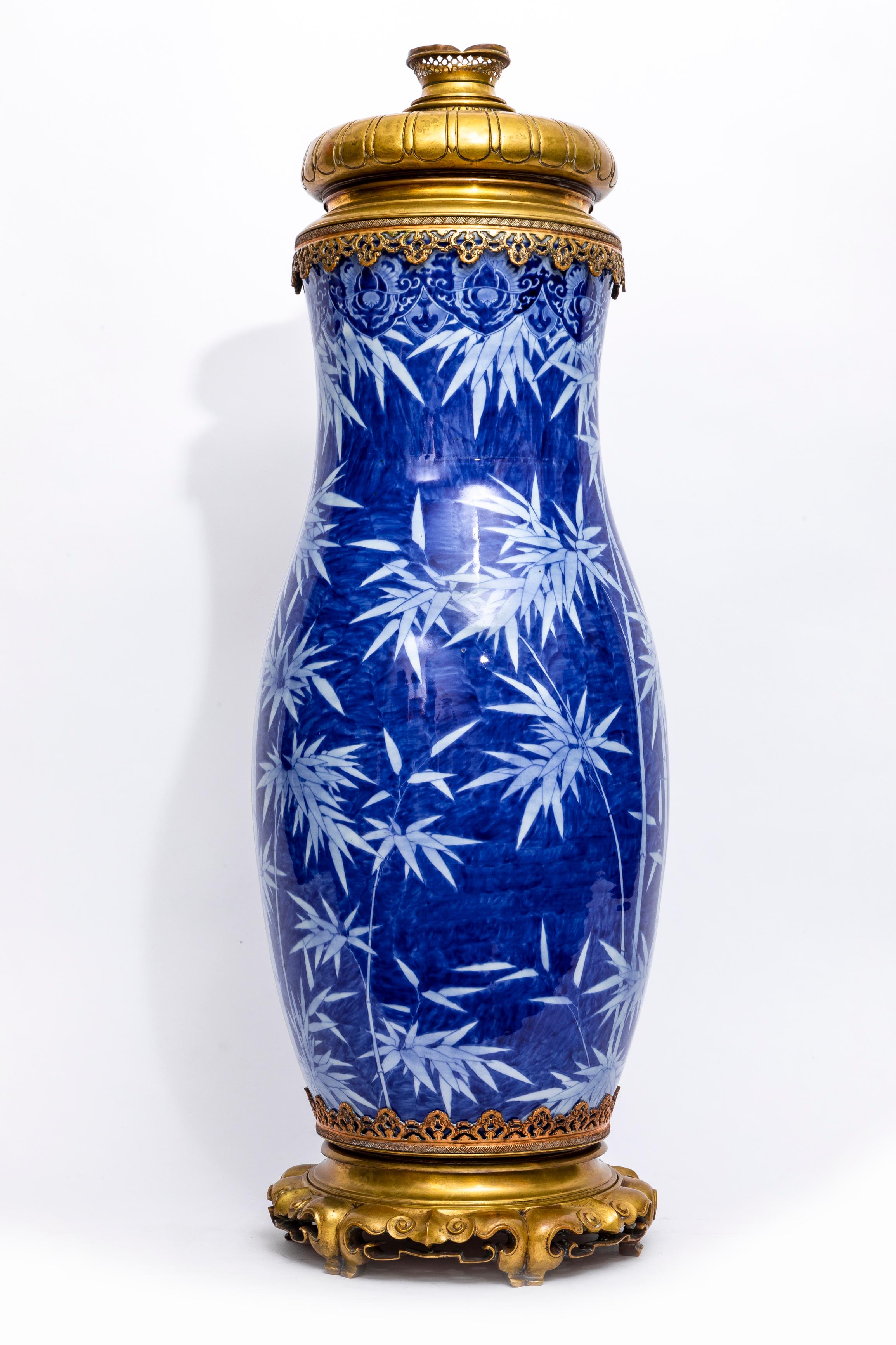 Français Grand vase/lampe japonais en porcelaine bleue et blanche monté en bronze doré en vente