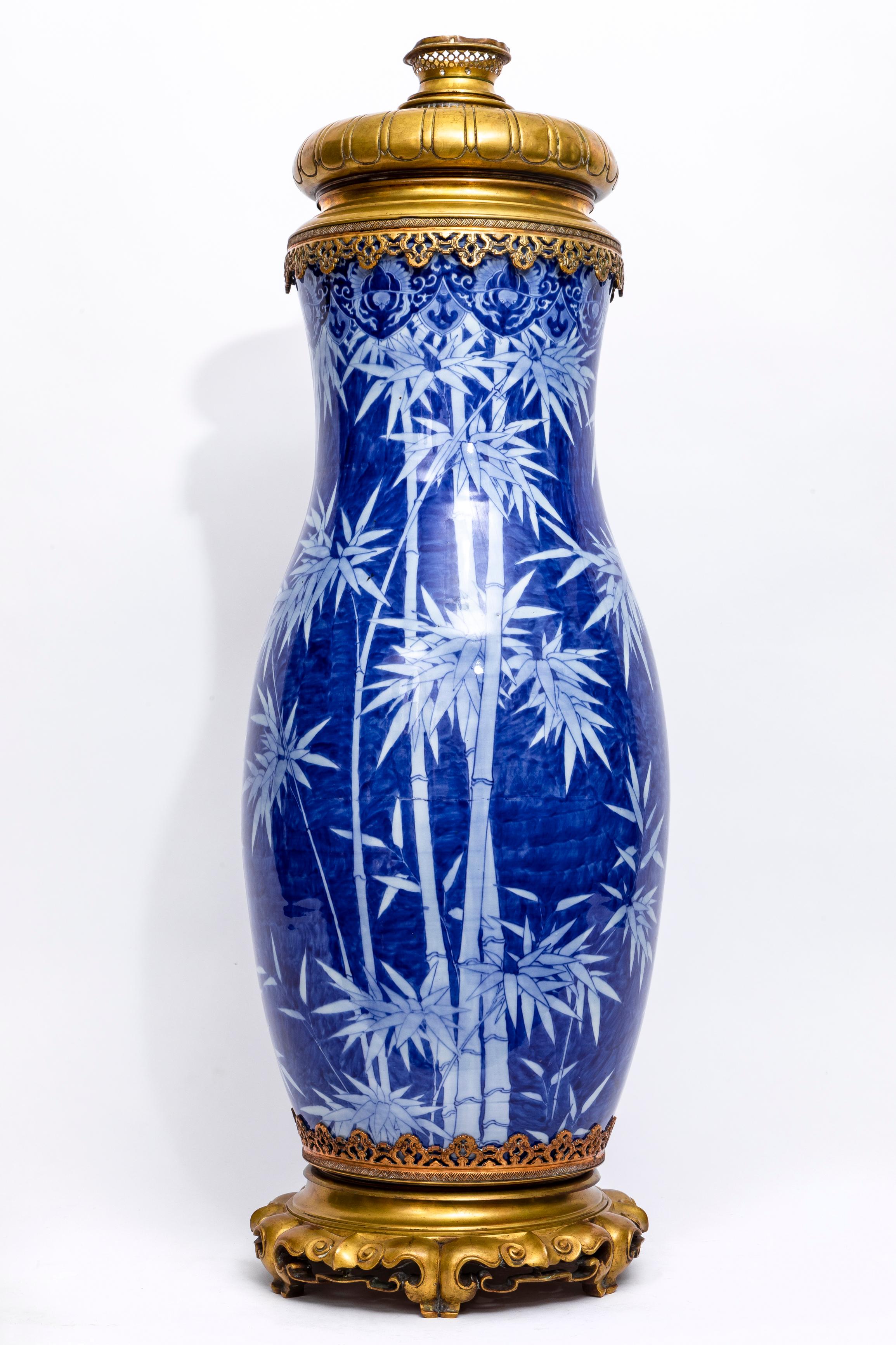 Doré Grand vase/lampe japonais en porcelaine bleue et blanche monté en bronze doré en vente