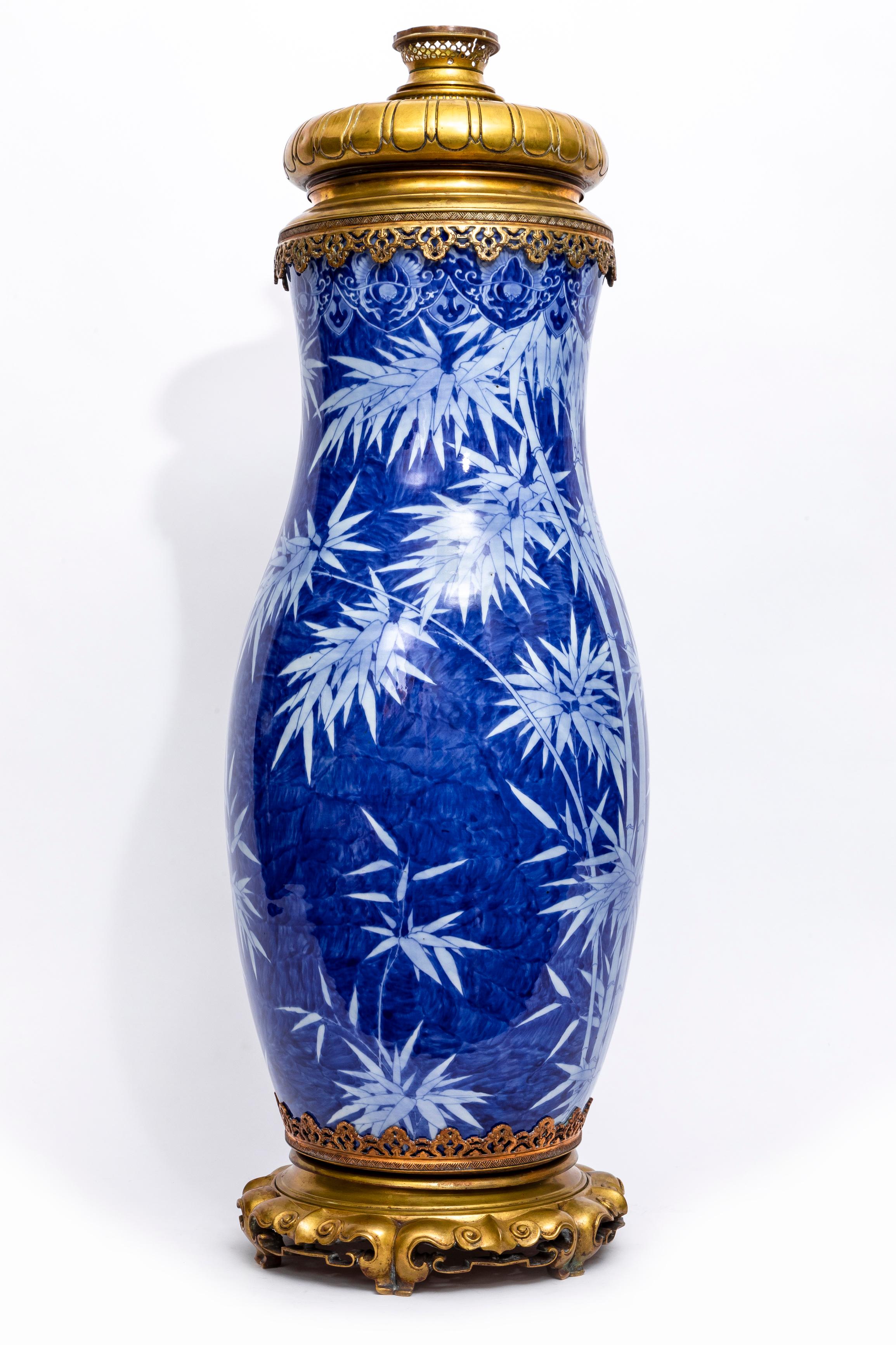 Grand vase/lampe japonais en porcelaine bleue et blanche monté en bronze doré Bon état - En vente à New York, NY