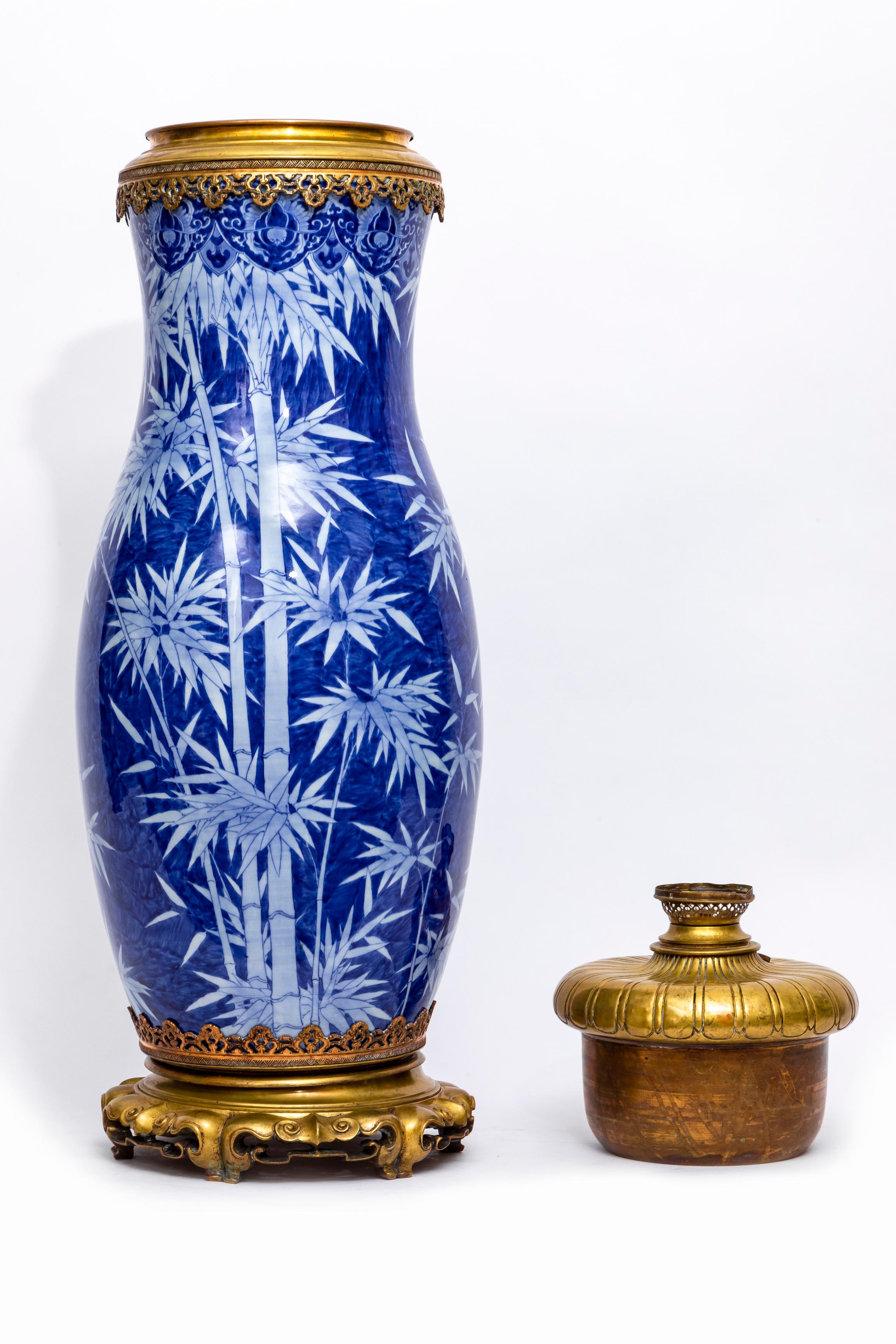 XIXe siècle Grand vase/lampe japonais en porcelaine bleue et blanche monté en bronze doré en vente