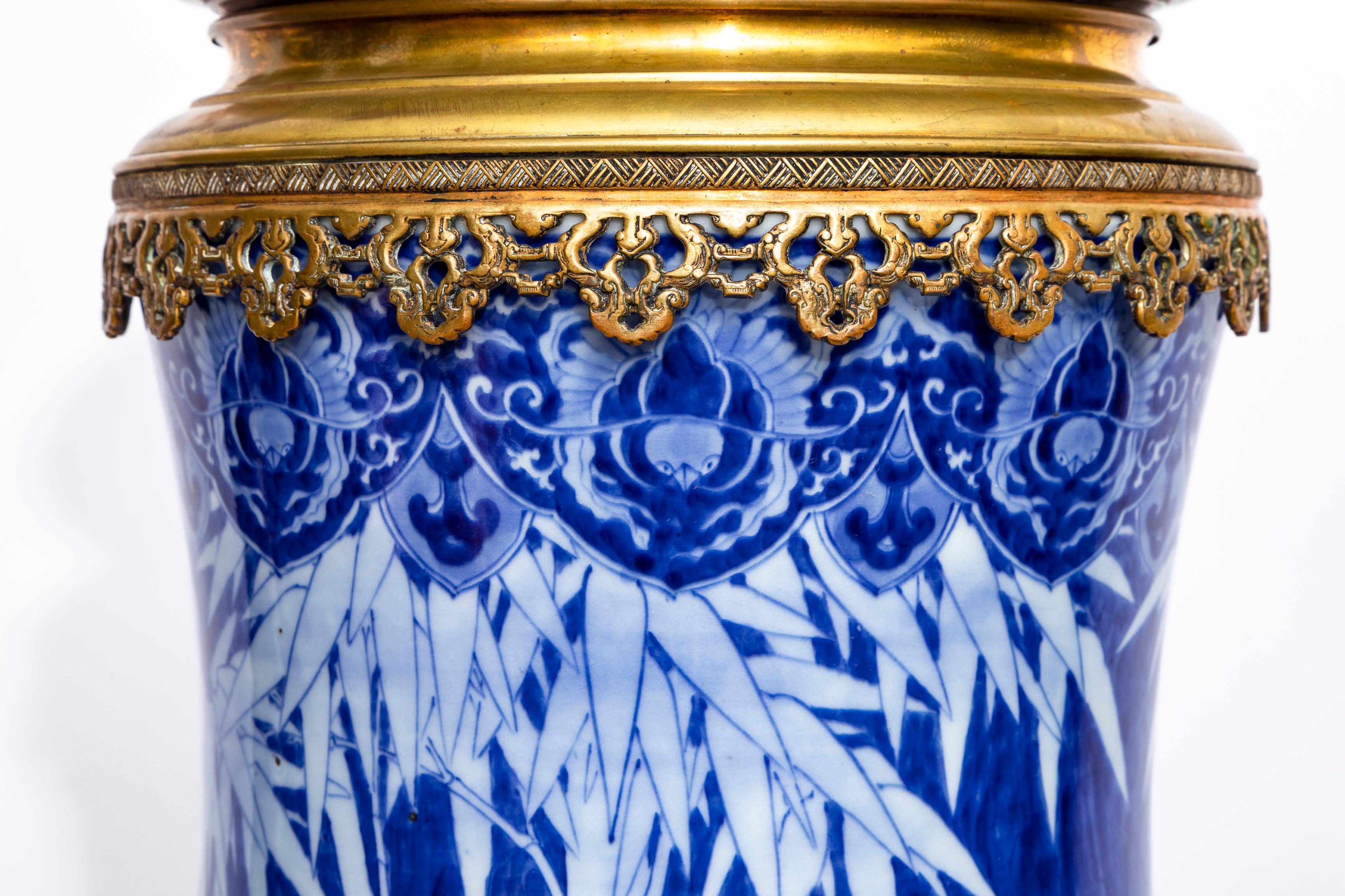 Grand vase/lampe japonais en porcelaine bleue et blanche monté en bronze doré en vente 1