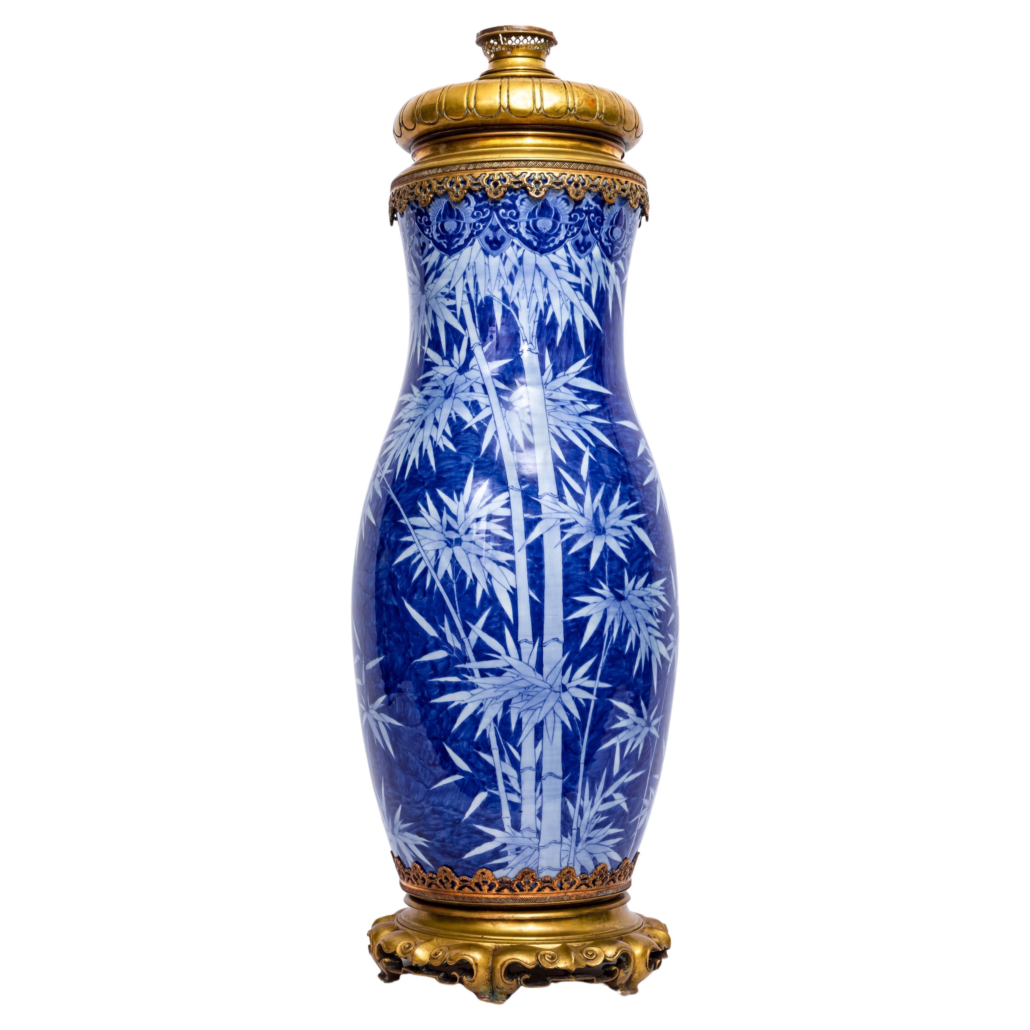 Grand vase/lampe japonais en porcelaine bleue et blanche monté en bronze doré