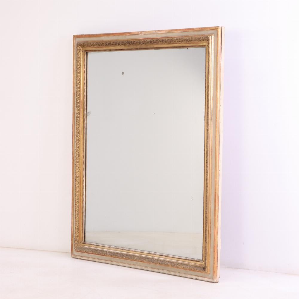 Questo specchio presenta intricati intagli, tra cui foglie stilizzate e forse motivi floreali o fogliati, caratteristici degli Antique Mirror francesi.

Uno specchio meraviglioso per un ingresso o uno spogliatoio o una camera da letto.