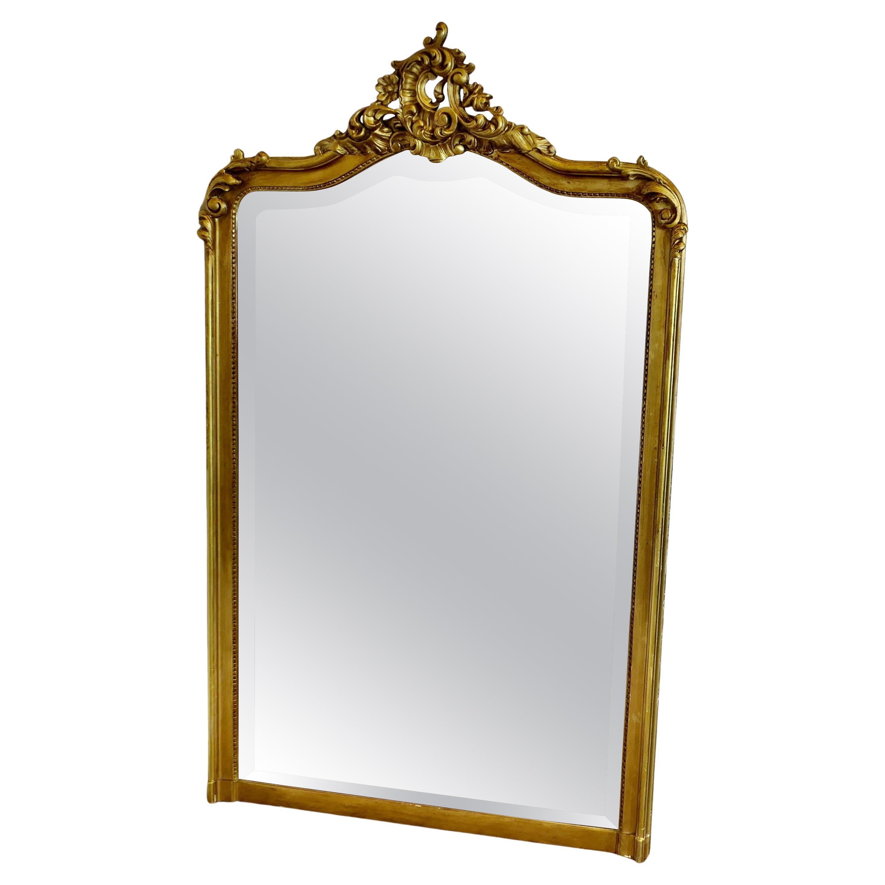 Großer vergoldeter French Rococo-Konsolenspiegel mit Blatt- und Rollendekor im Angebot