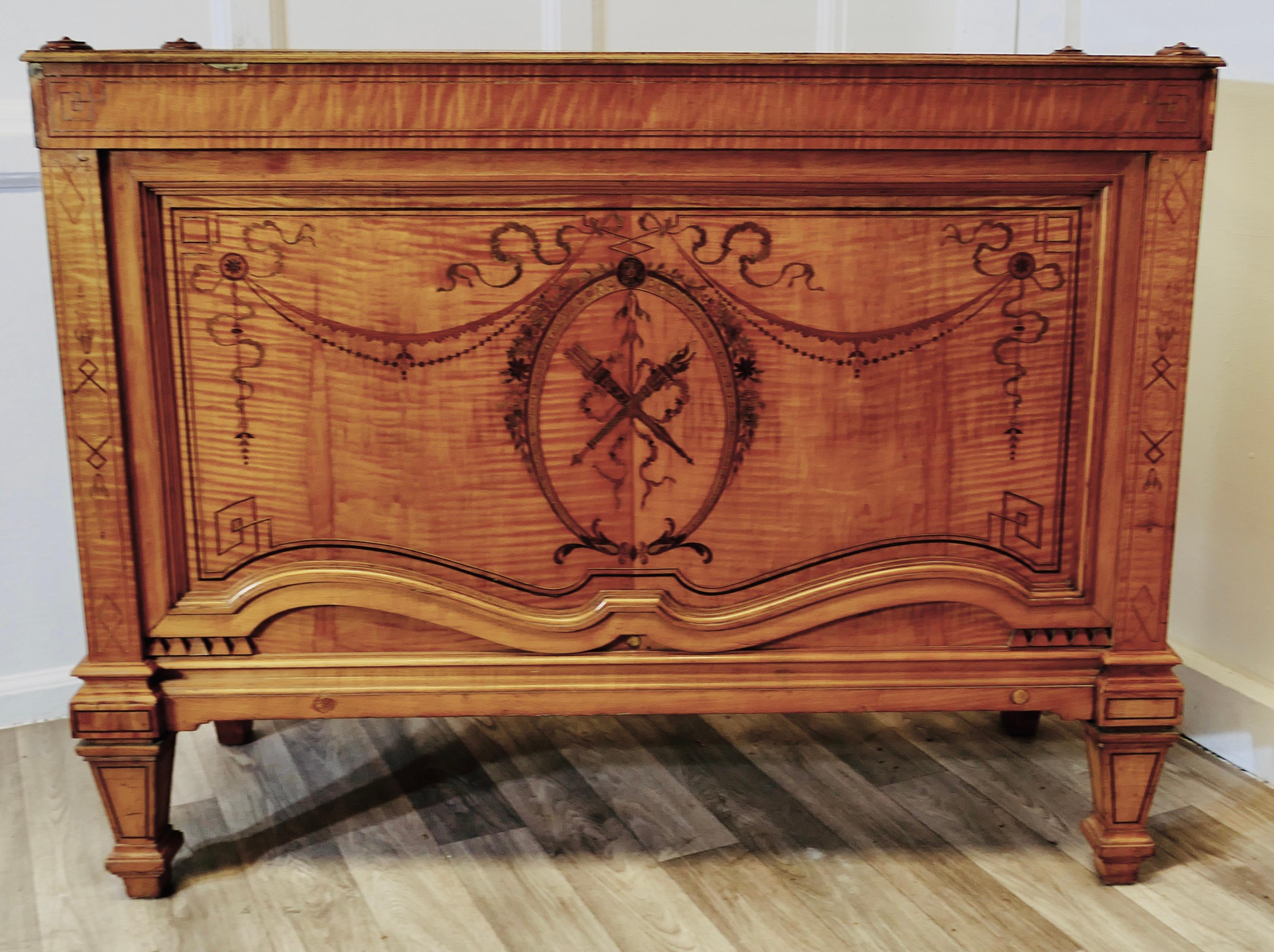 Una grande fioriera francese in noce satinato Jardinière

La fioriera è un vero e proprio pezzo forte, realizzato in noce satinato, con un colore e una patina meravigliosi, e poggia su piccole gambe. L'interno della fioriera è molto ampio e a doghe