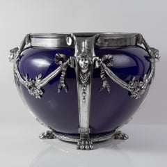 Una gran jardinera figurativa francesa de porcelana azul cobalto con montura de plata