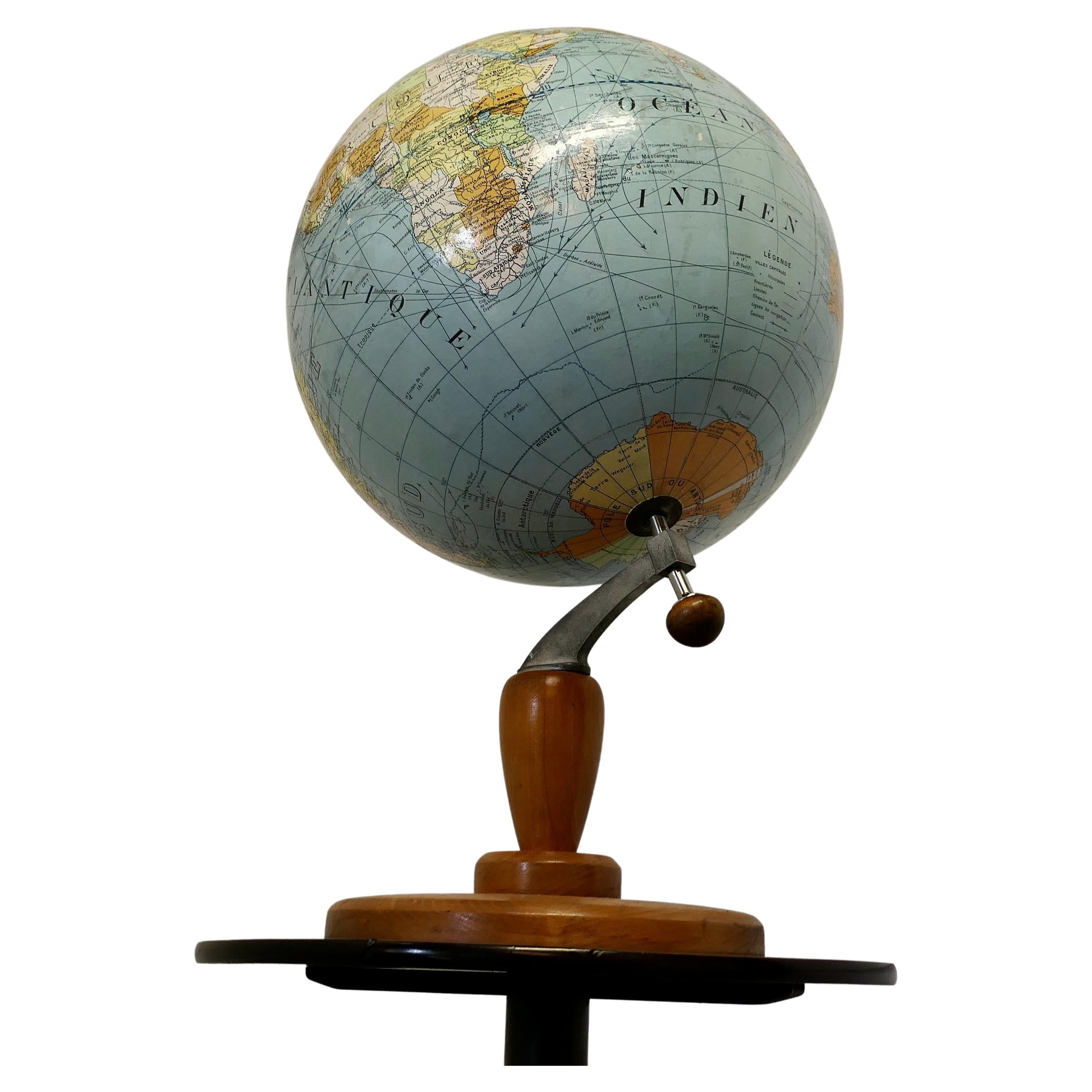 Grand globe terrestre ou atlas mondial français de Girard et Barrère.


Il s'agit d'un très grand globe terrestre français de style des années 1930 par Girard et Barrère ; il comporte des cartes territoriales, des courants océaniques et des