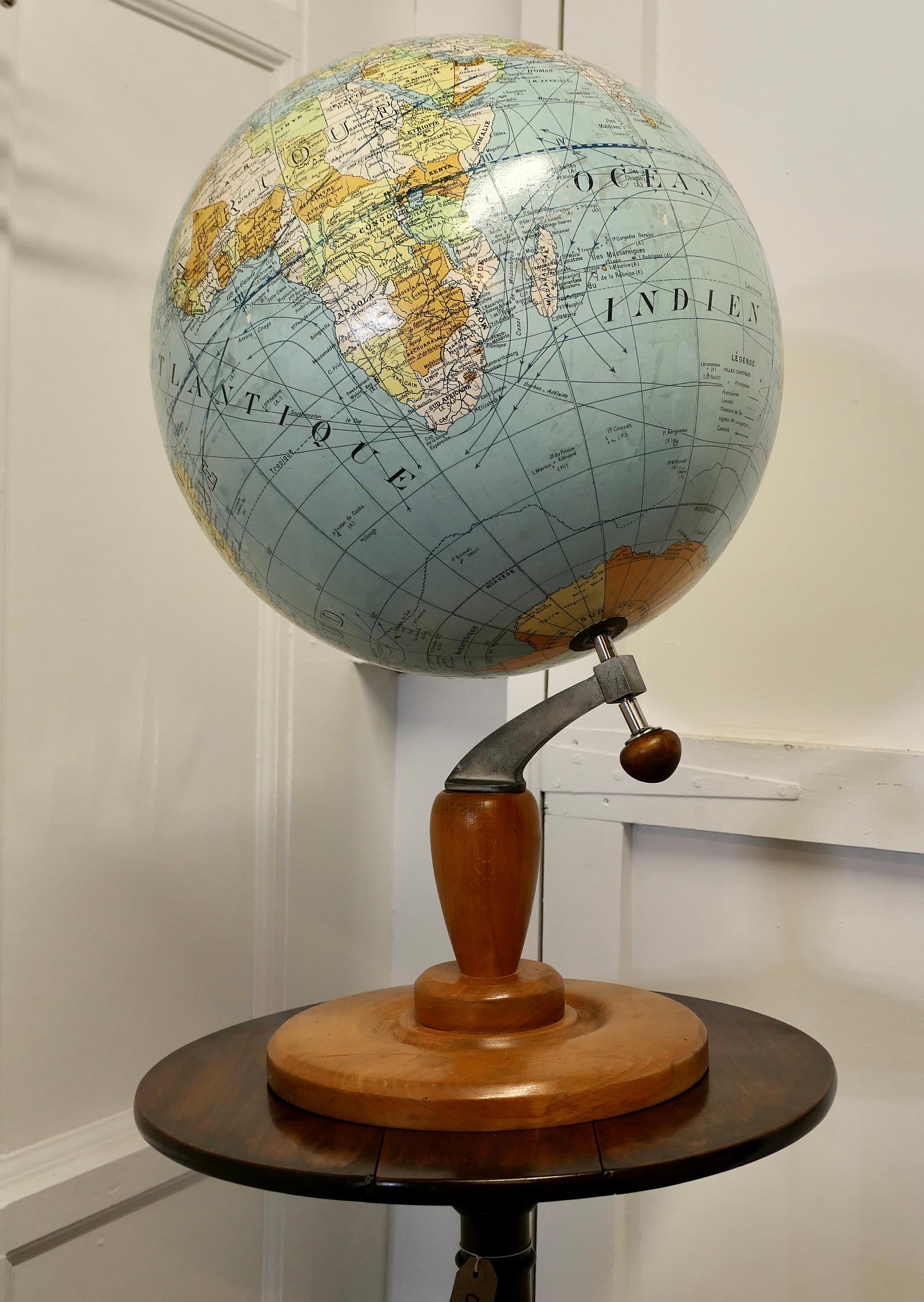 Arts and Crafts Grand globe terrestre français ou Atlas mondial par Girard Et Barrère en vente