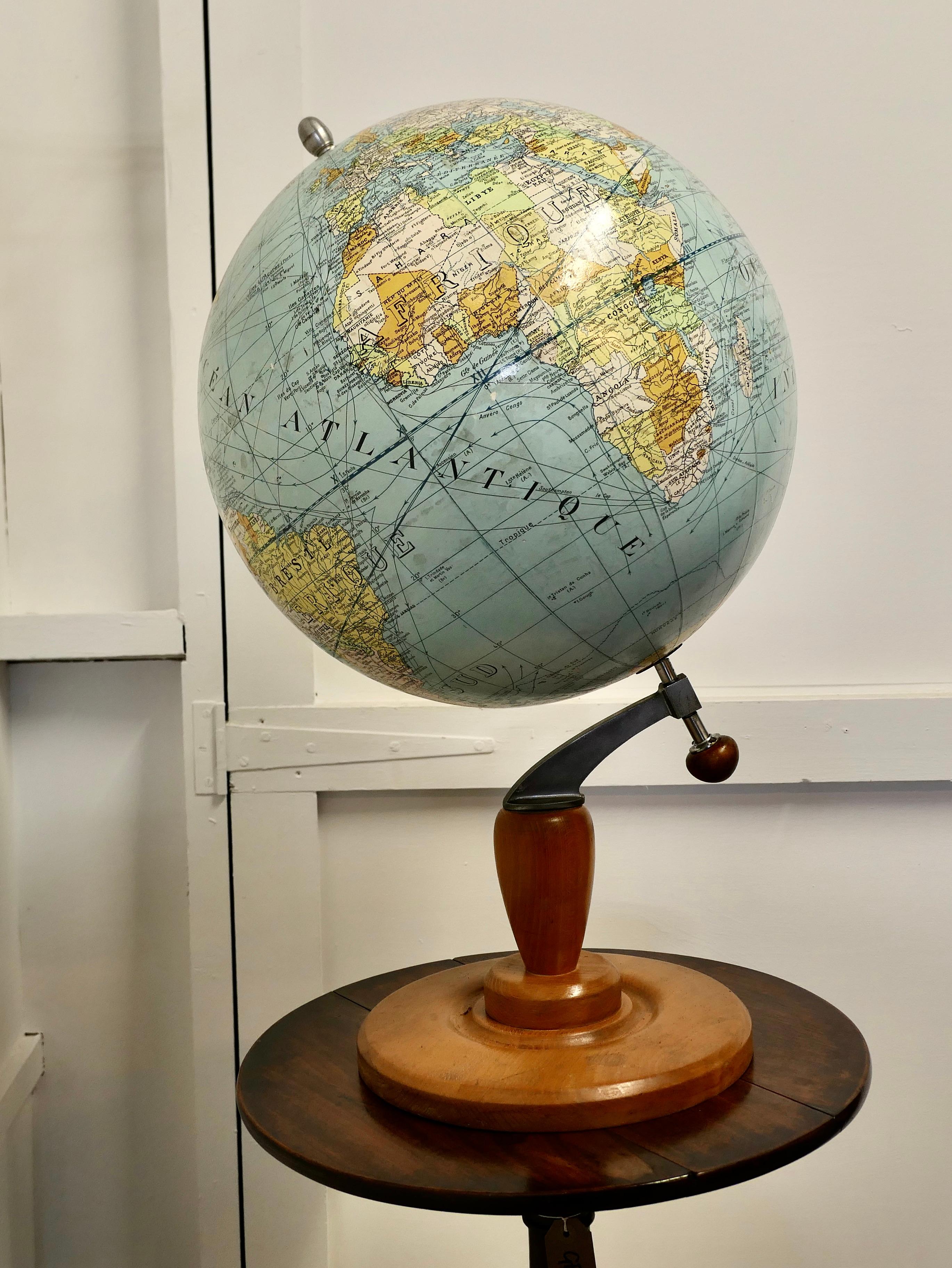 Grand globe terrestre français ou Atlas mondial par Girard Et Barrère Bon état - En vente à Chillerton, Isle of Wight