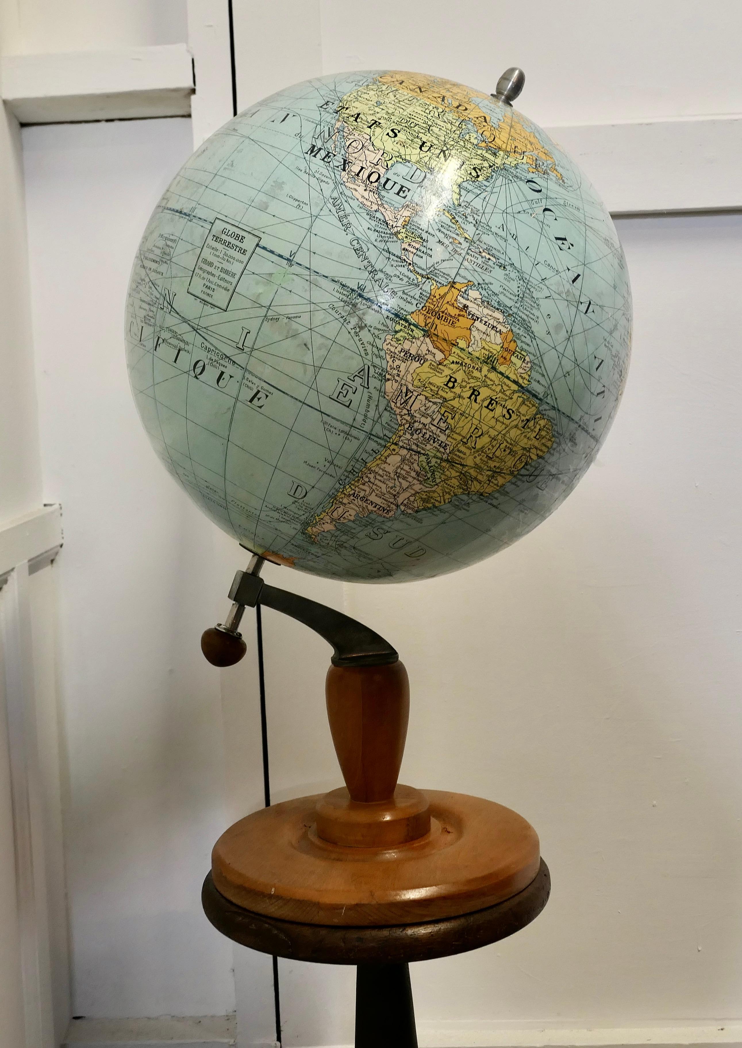 Milieu du XXe siècle Grand globe terrestre français ou Atlas mondial par Girard Et Barrère en vente