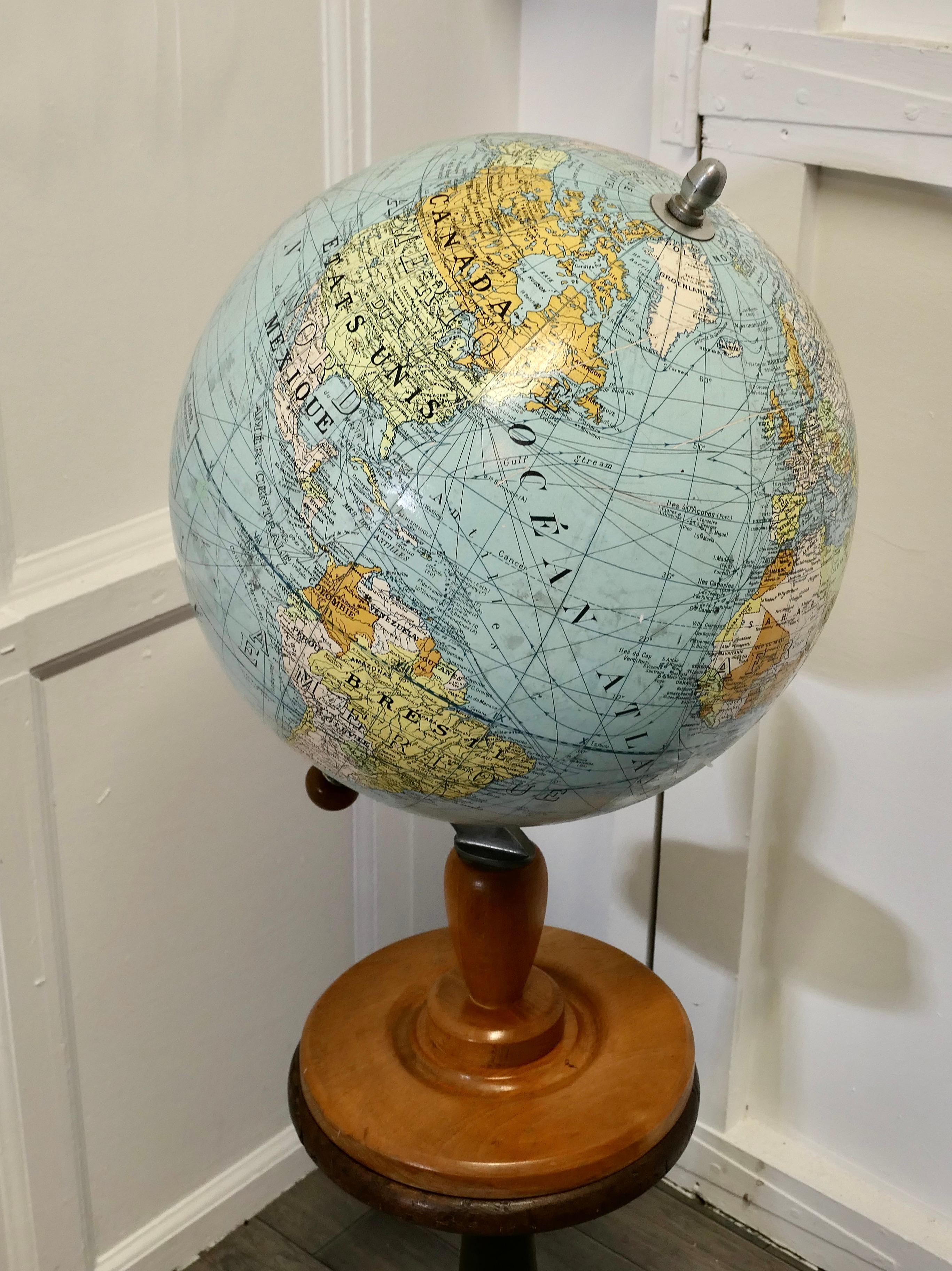 Hêtre Grand globe terrestre français ou Atlas mondial par Girard Et Barrère en vente