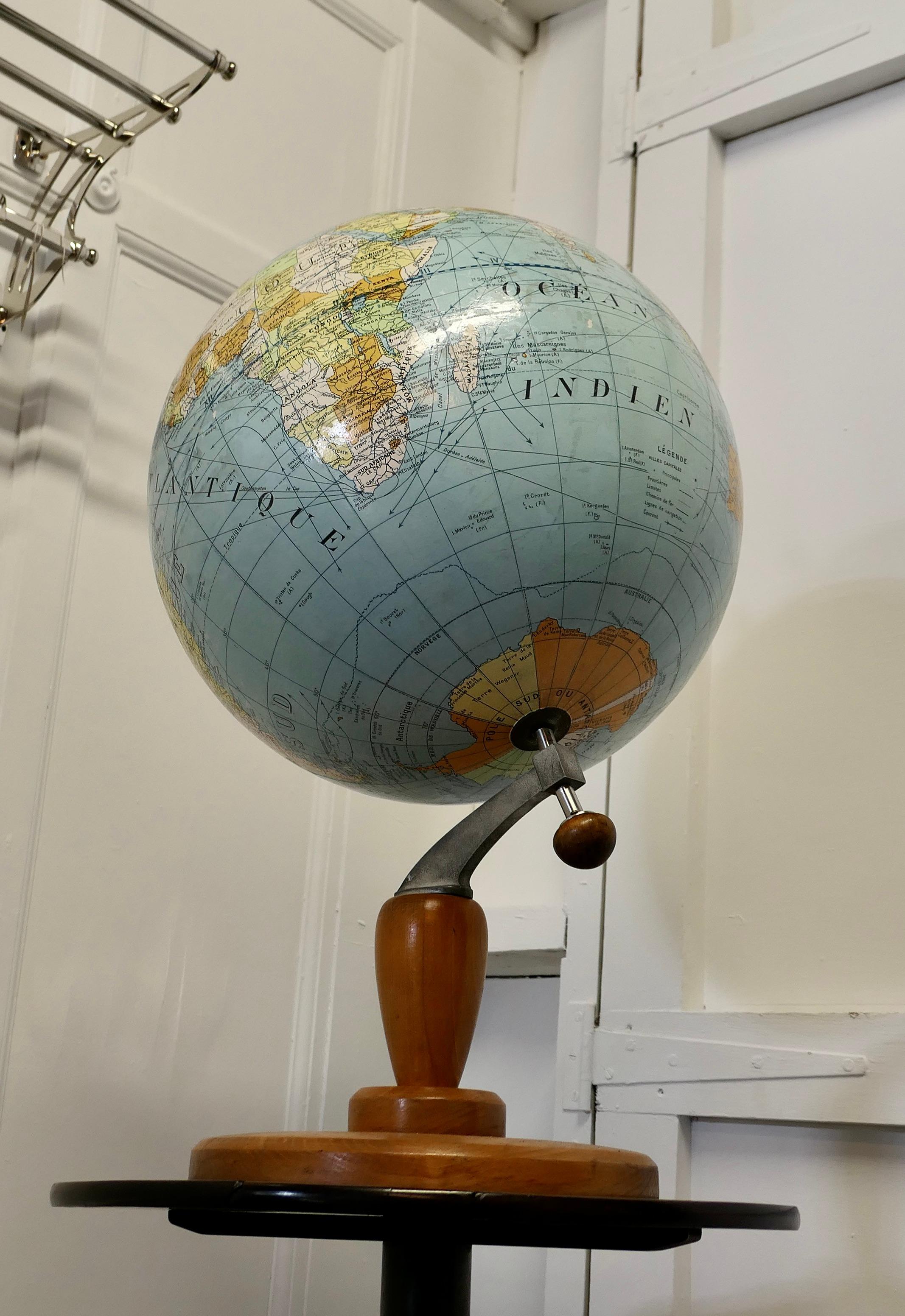 Grand globe terrestre français ou Atlas mondial par Girard Et Barrère en vente 3