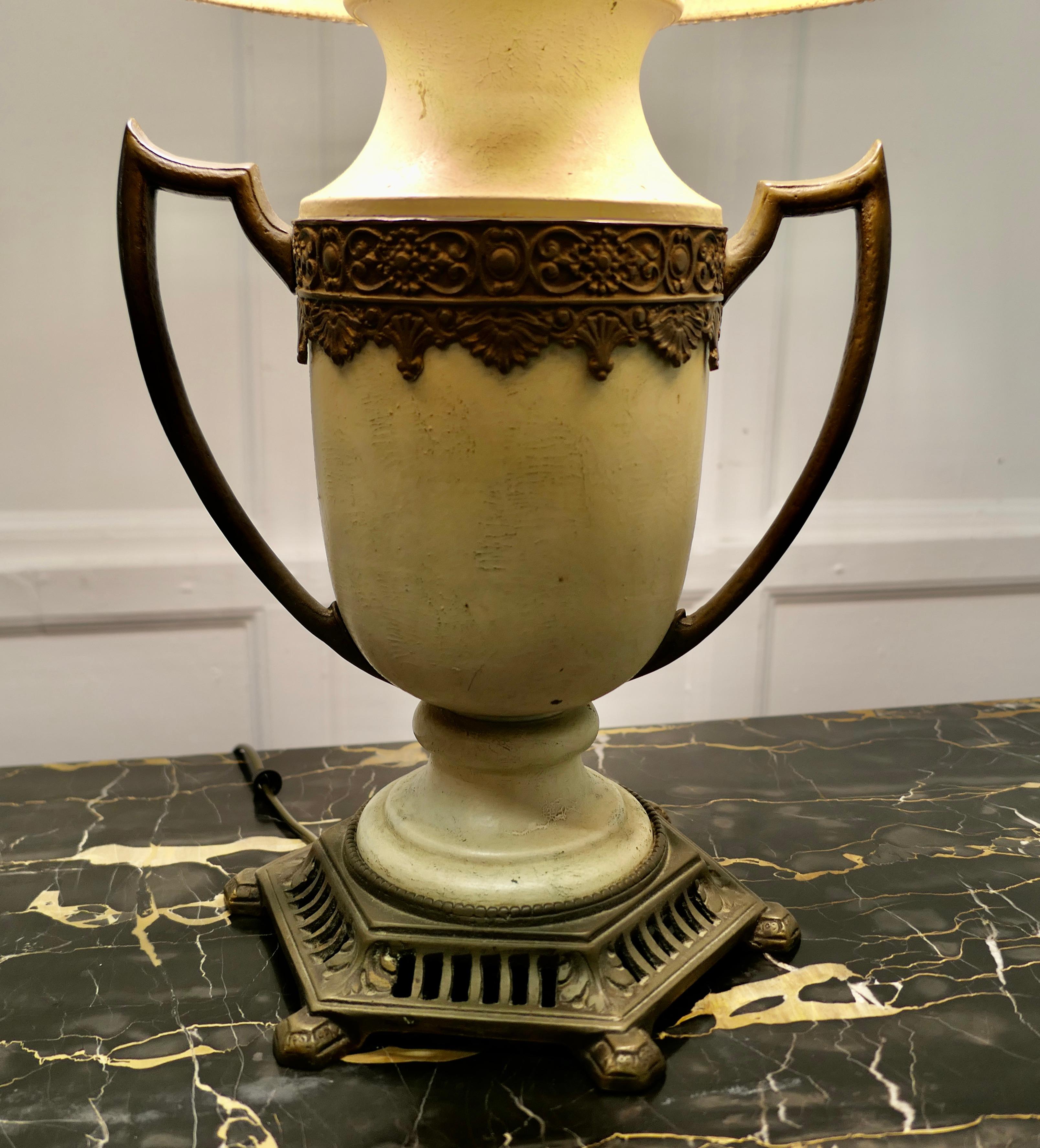 20th Century A Large French Toleware and Brass Table Lamp For Sale