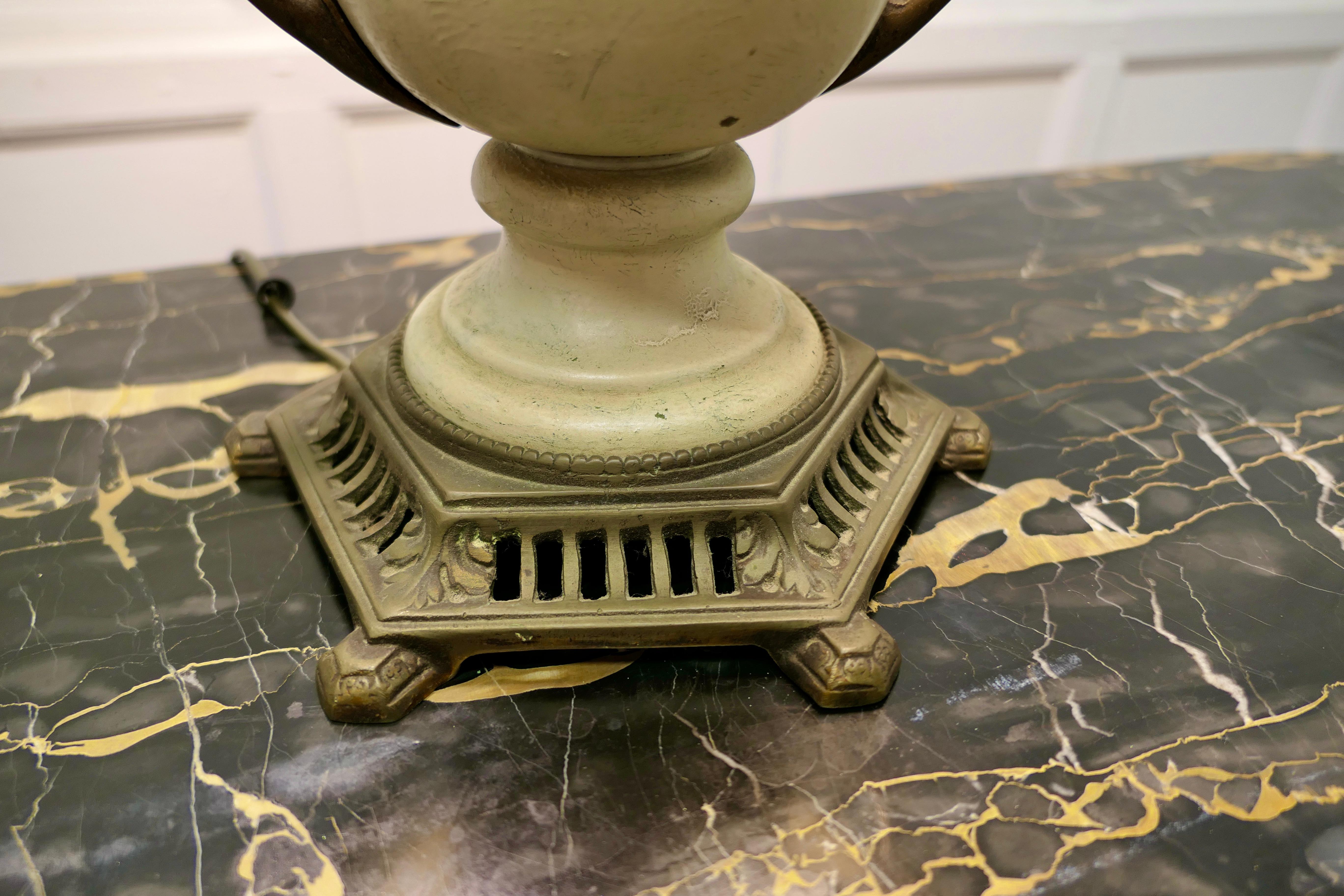 A Large French Toleware and Brass Table Lamp  For Sale 2