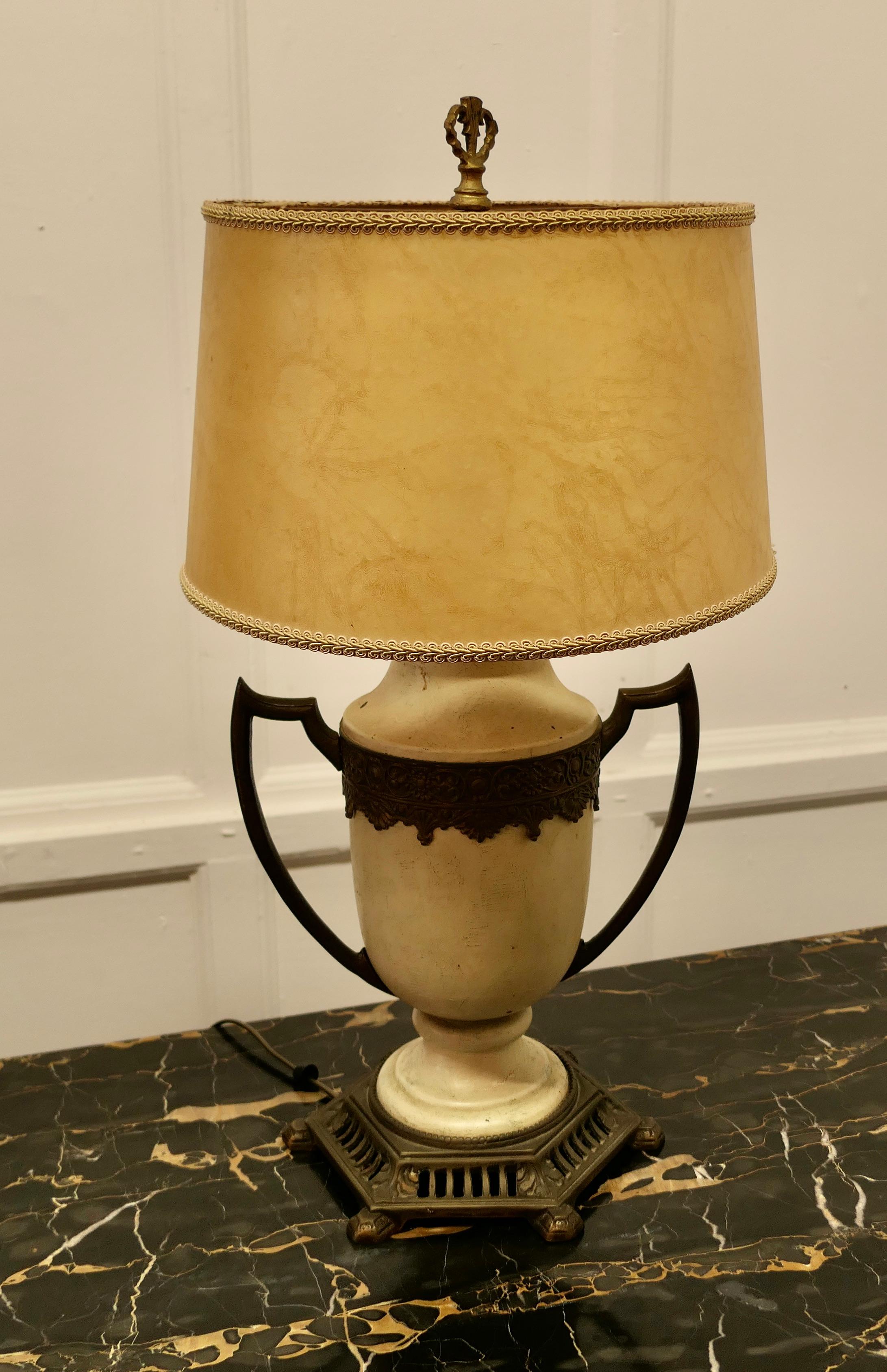A Large French Toleware and Brass Table Lamp  For Sale 3