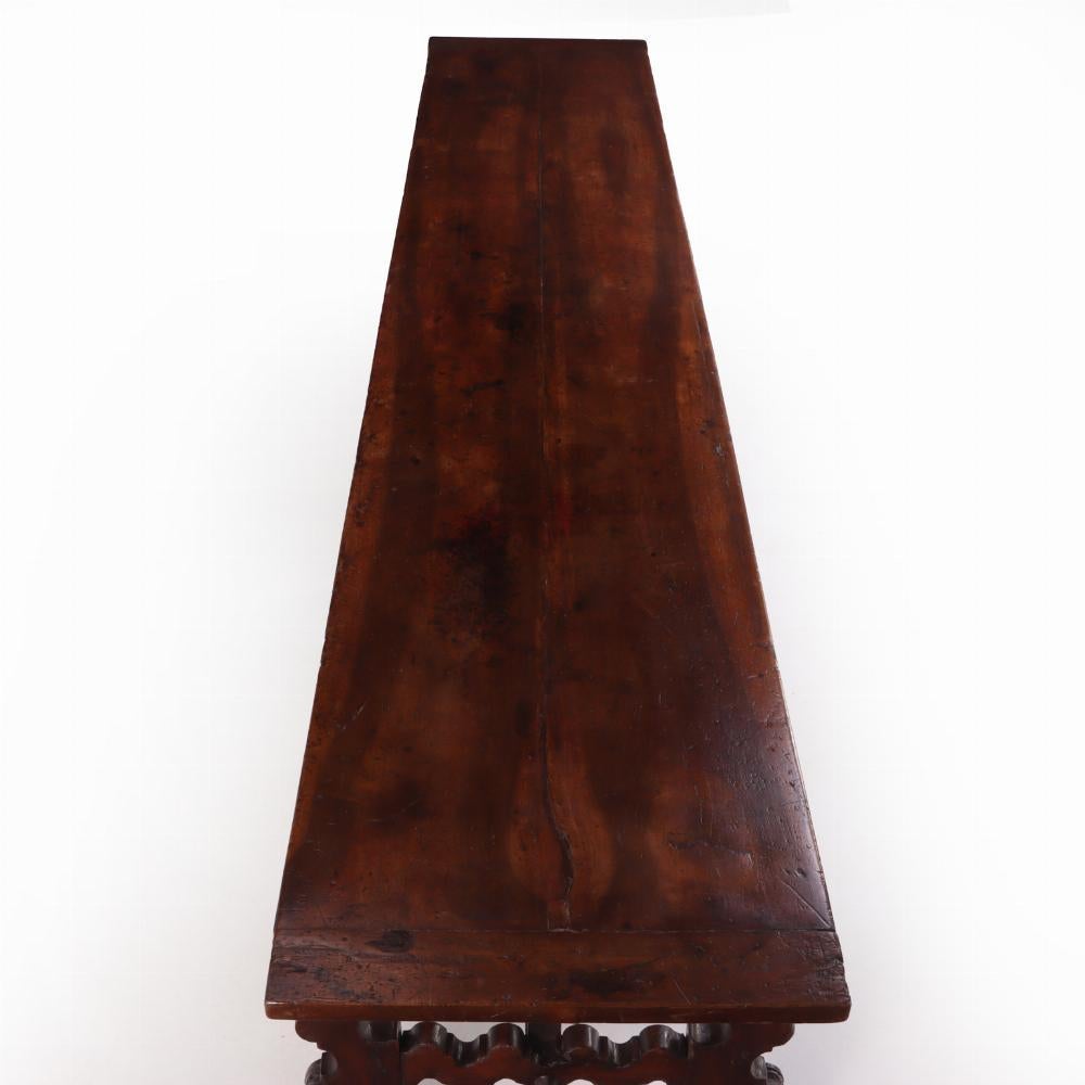 Gran mesa de comedor refectorio francesa de nogal y hierro, S. XVIII Tallado en venta