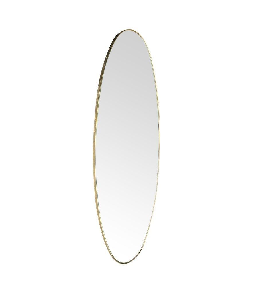 Grand miroir ovale original des années 1950, encadré de laiton, italien. Bon état - En vente à London, GB