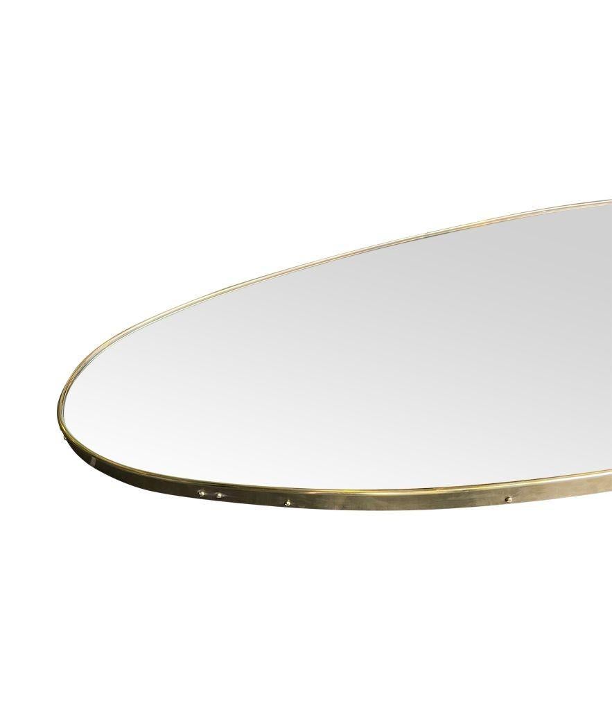 Milieu du XXe siècle Grand miroir ovale original des années 1950, encadré de laiton, italien. en vente