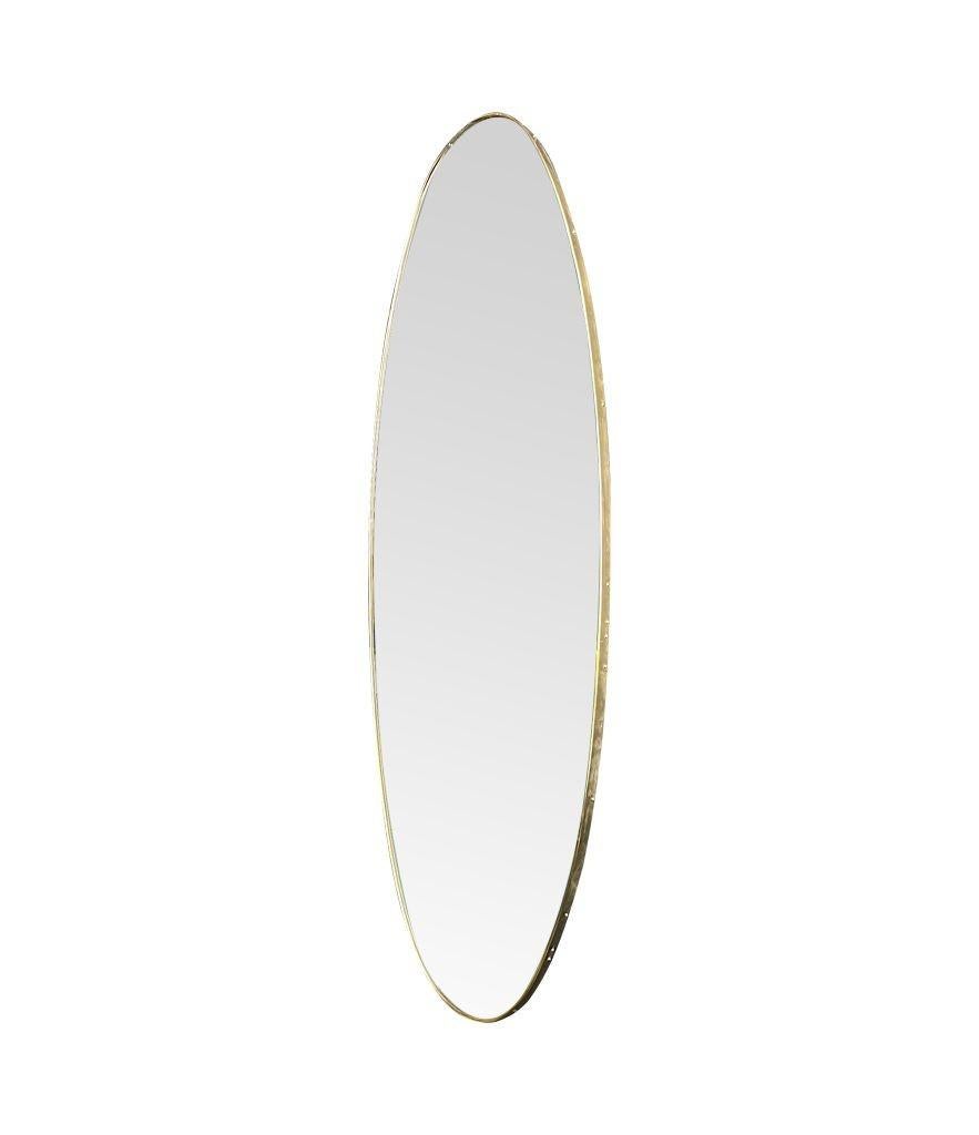 Laiton Grand miroir ovale original des années 1950, encadré de laiton, italien. en vente