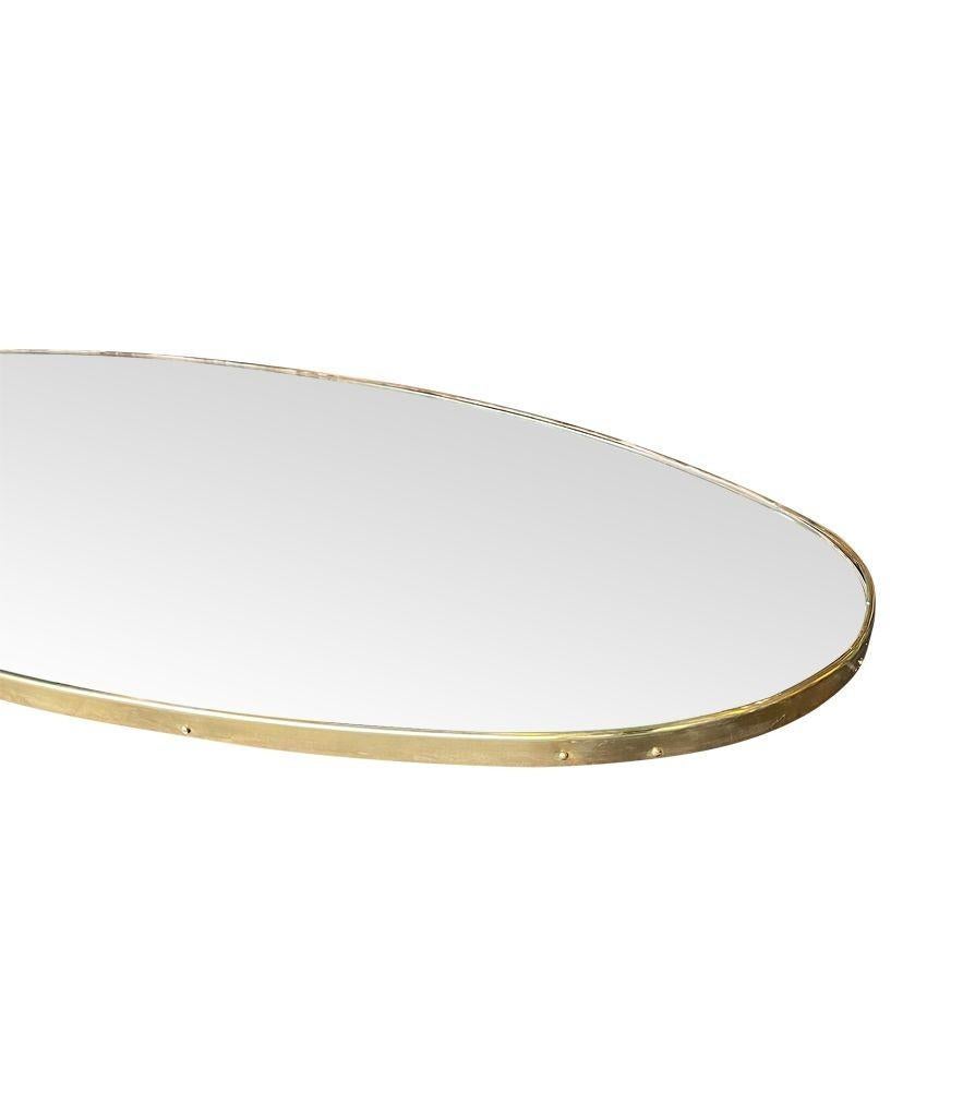 Grand miroir ovale original des années 1950, encadré de laiton, italien. en vente 1