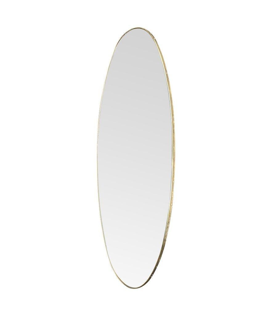 Grand miroir ovale original des années 1950, encadré de laiton, italien. en vente 2