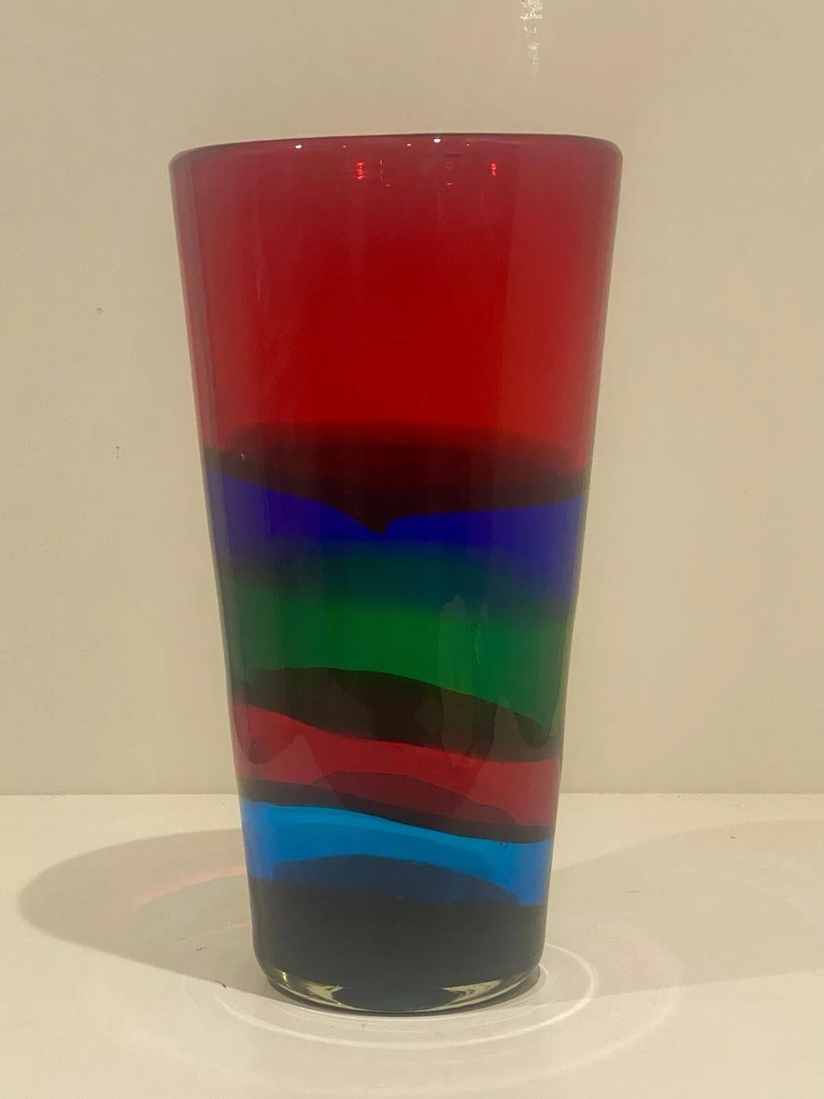 Vaso in vetro artistico 'fasce orizzontali' Fulvio Bianconi per Gino Mazzega.
Vaso grande di qualità superba della metà del secolo scorso.
Presentato in tonalità con bande orizzontali verdi, blu, nere e rosse.
Creatore: Fulvio Bianconi