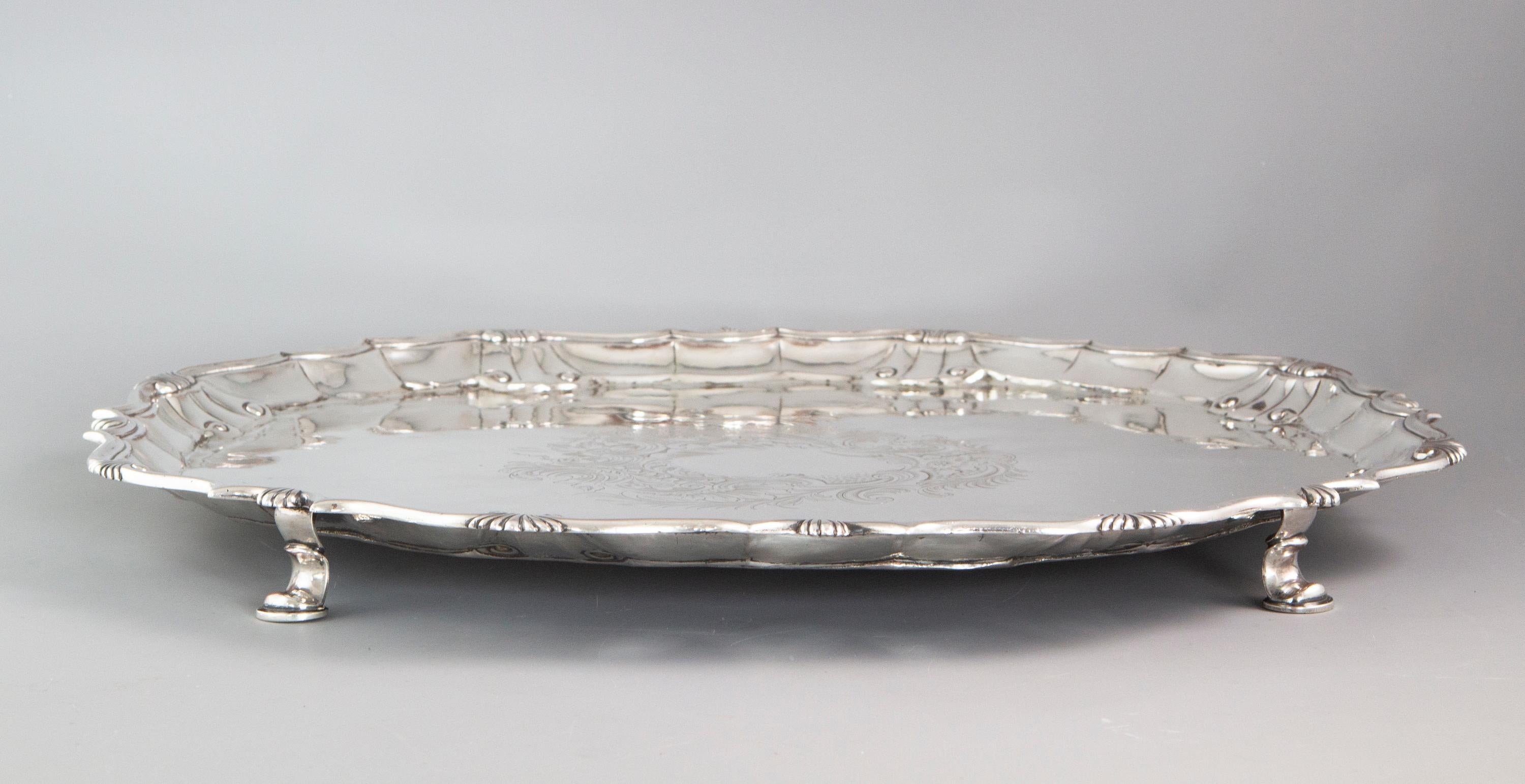 Bandeja o salvilla grande de plata de Jorge II, Londres, 1750 por John Le Sage Inglés en venta