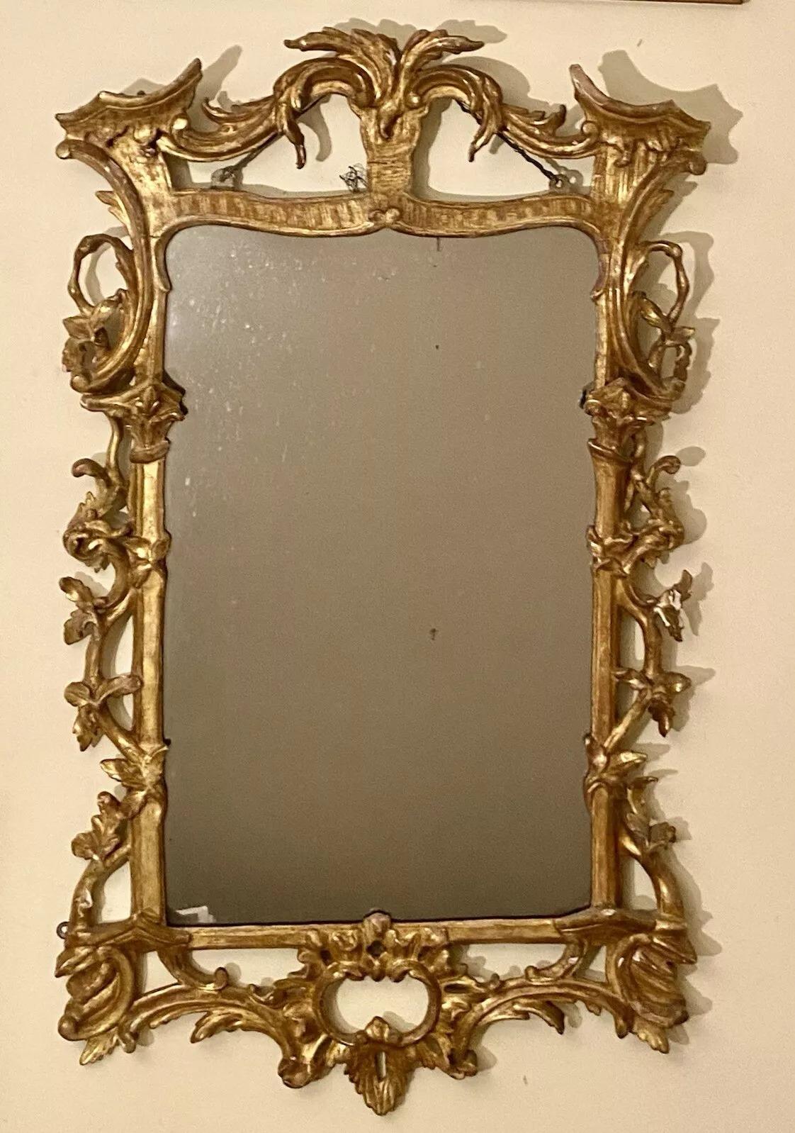 Bois doré Grand miroir en bois doré George III dans le goût rococo, vers 1760 105 cm de haut en vente