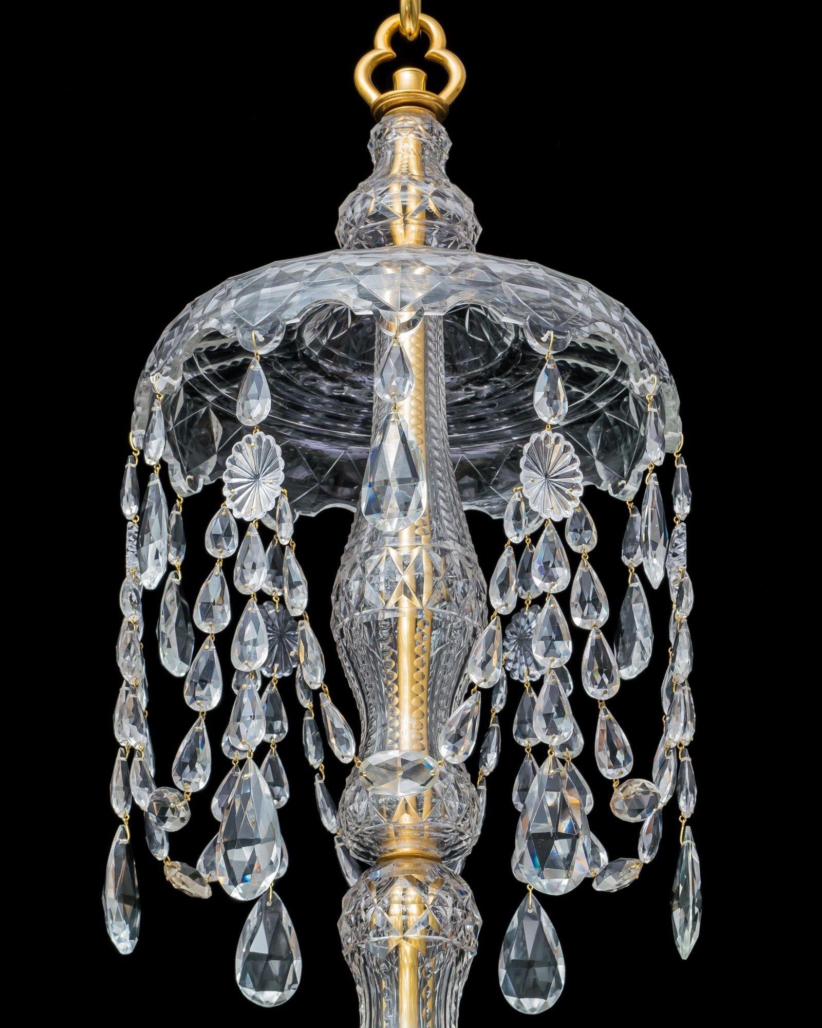 Inglese Un lampadario di cristallo a 12 luci in stile George III di grandi dimensioni in vendita