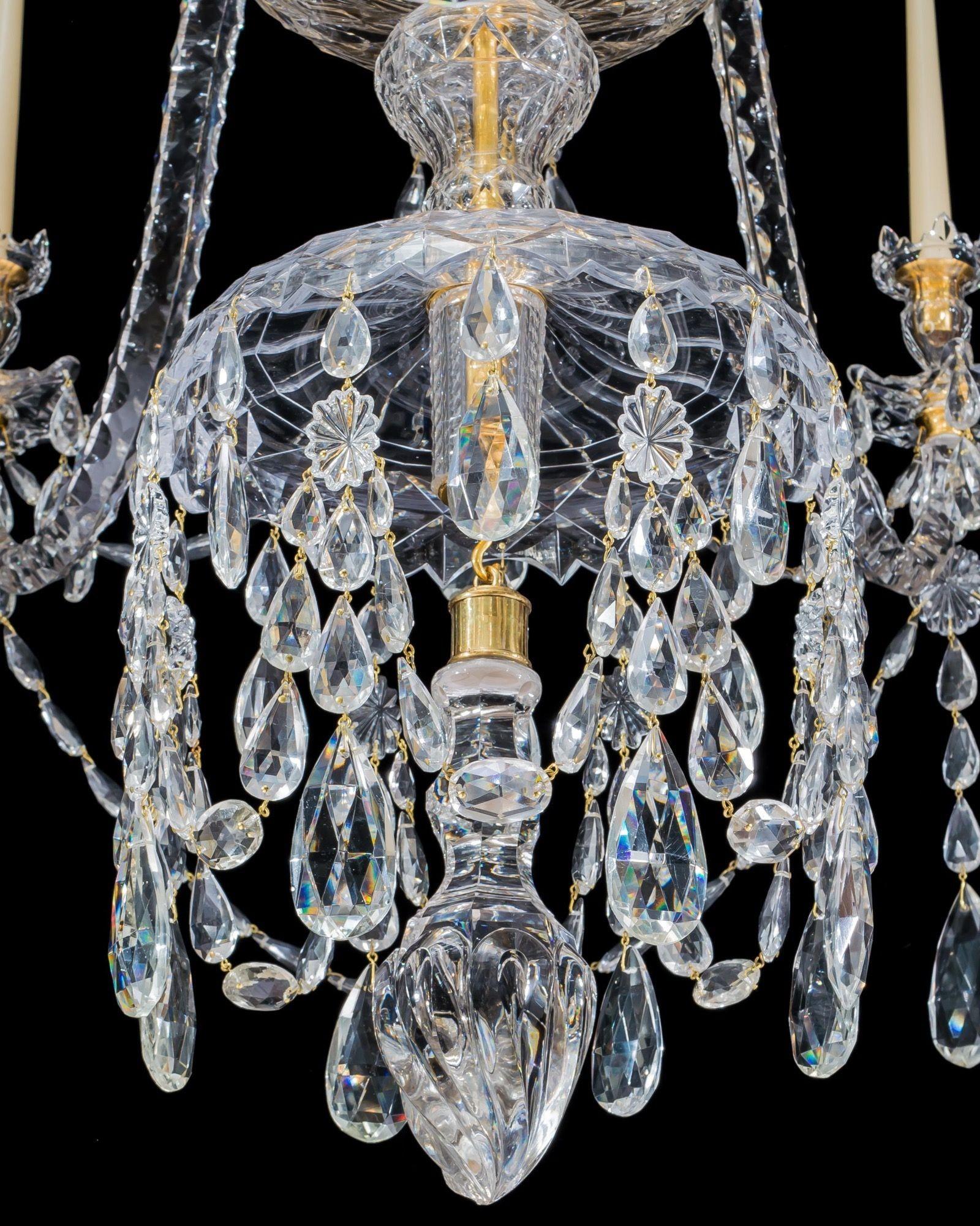 XX secolo Un lampadario di cristallo a 12 luci in stile George III di grandi dimensioni in vendita