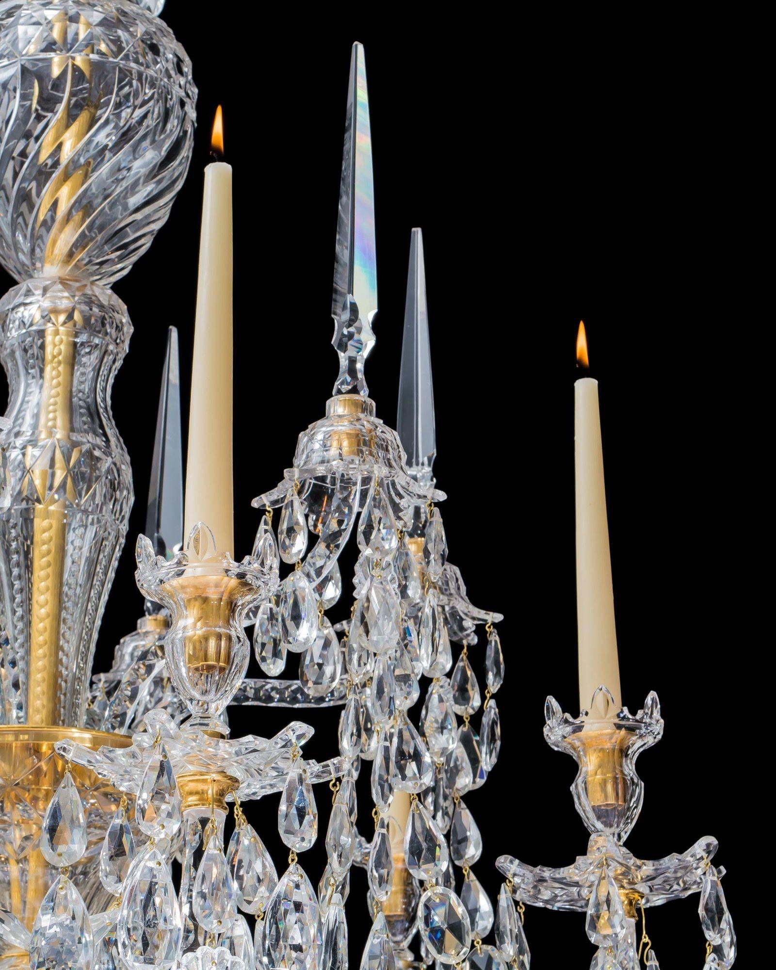 Vetro intagliato Un lampadario di cristallo a 12 luci in stile George III di grandi dimensioni in vendita