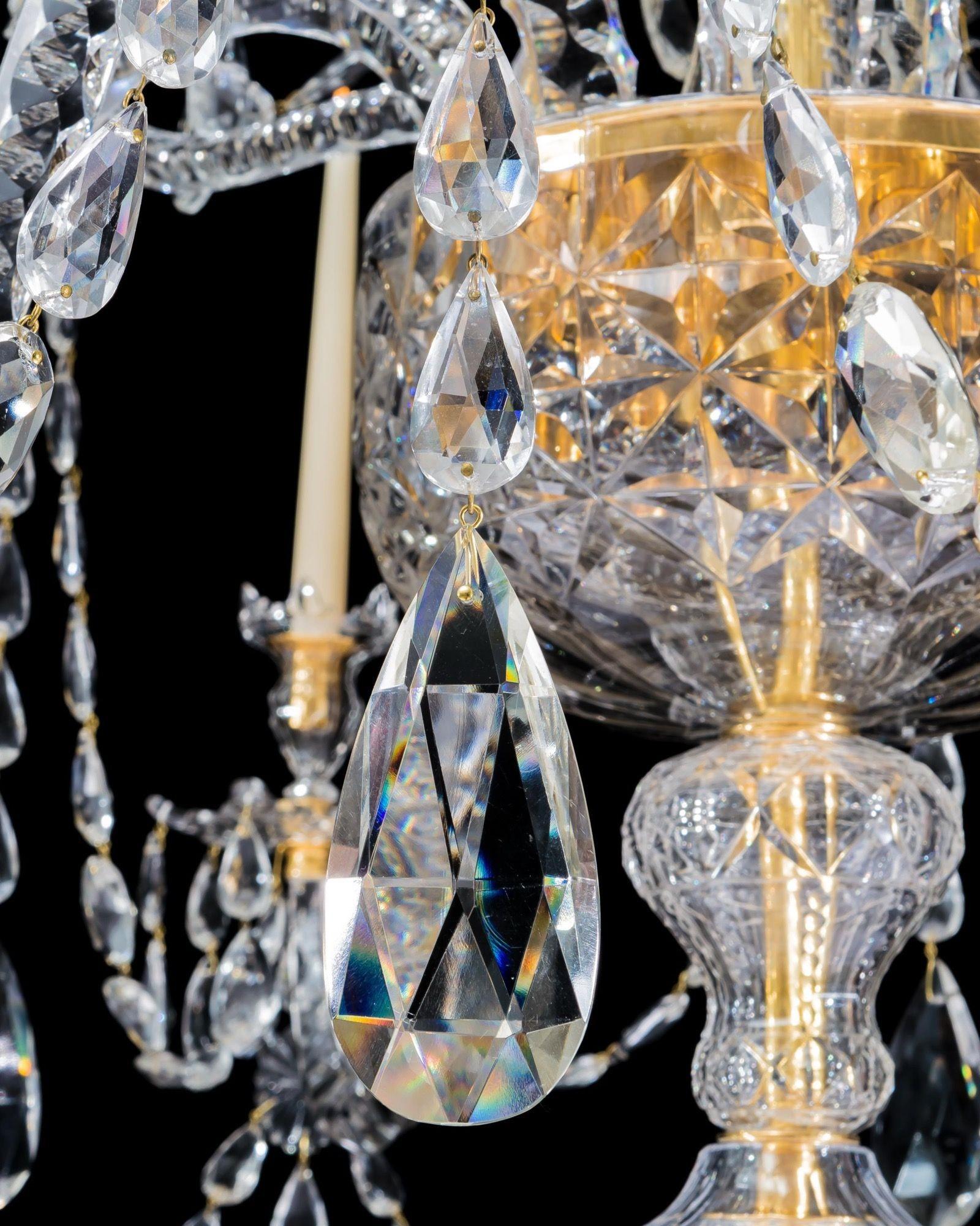 Un lampadario di cristallo a 12 luci in stile George III di grandi dimensioni in vendita 1