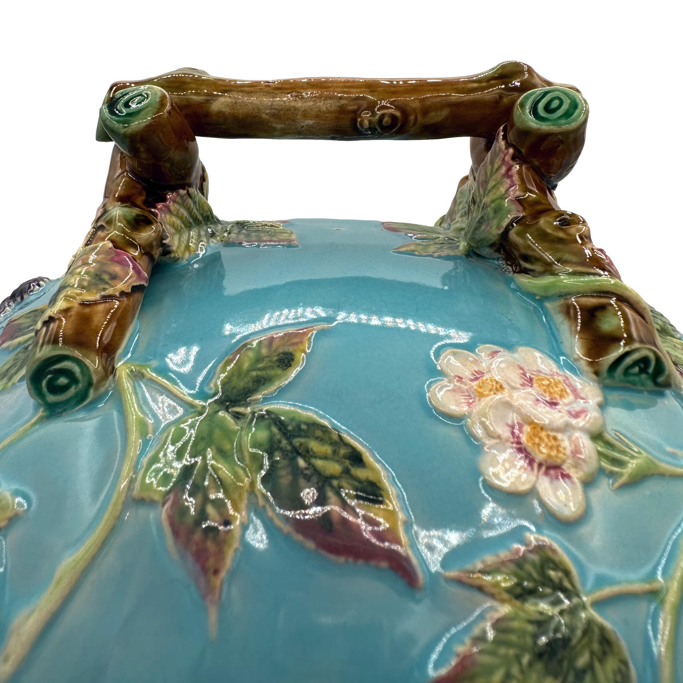 A Large George Jones Majolica Cheese Bell with Daisys, Bees and Fence, ca. 1878 In Good Condition For Sale In Banner Elk, NC