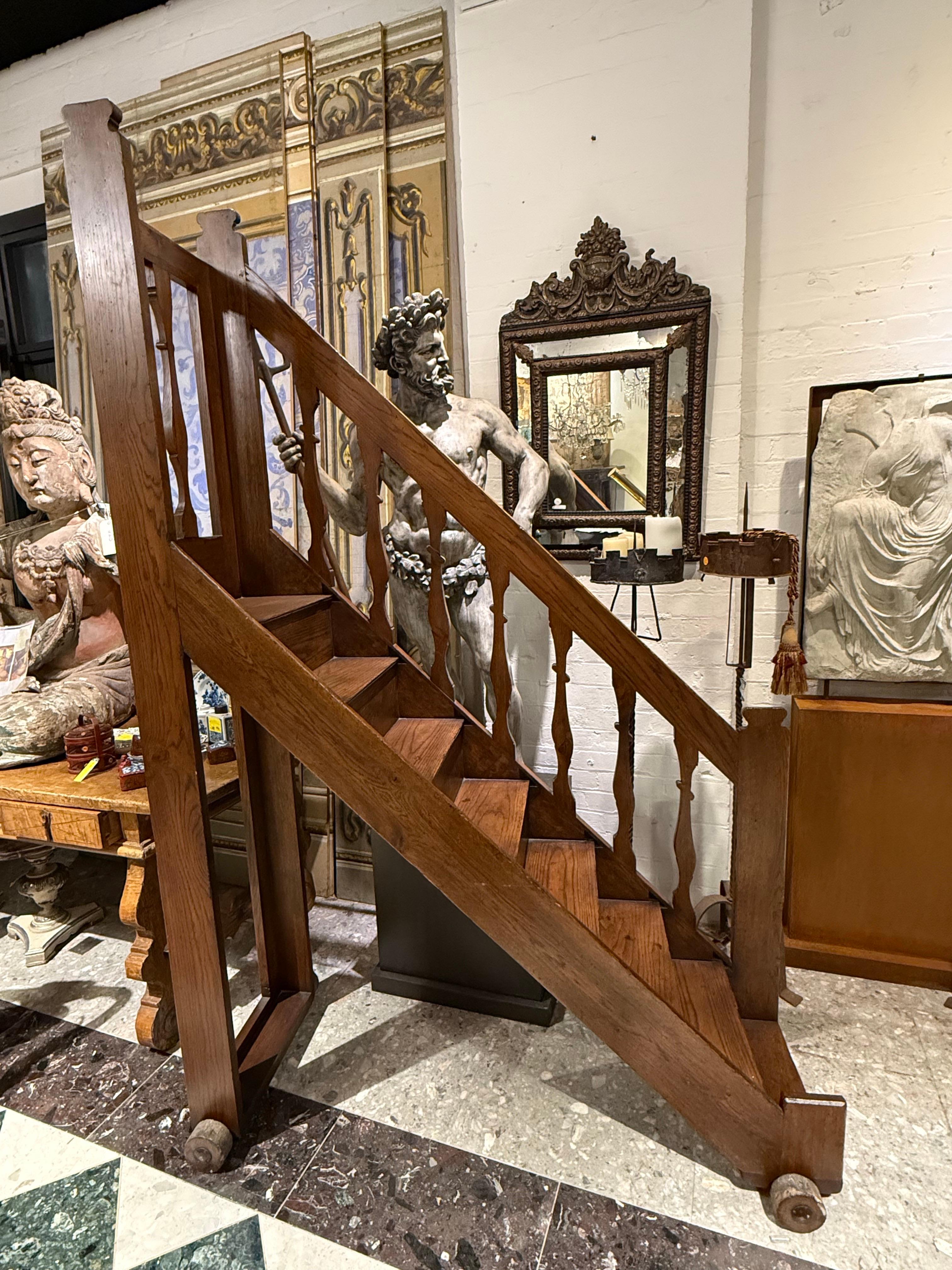 Eine bewegliche Bibliothekstreppe aus Eichenholz im georgianischen Stil

Provenienz: Private Australian Collection'S.

Abmessungen:
Höhe: 240 cm.
Breite: 157 cm.
Tiefe: 64 cm.