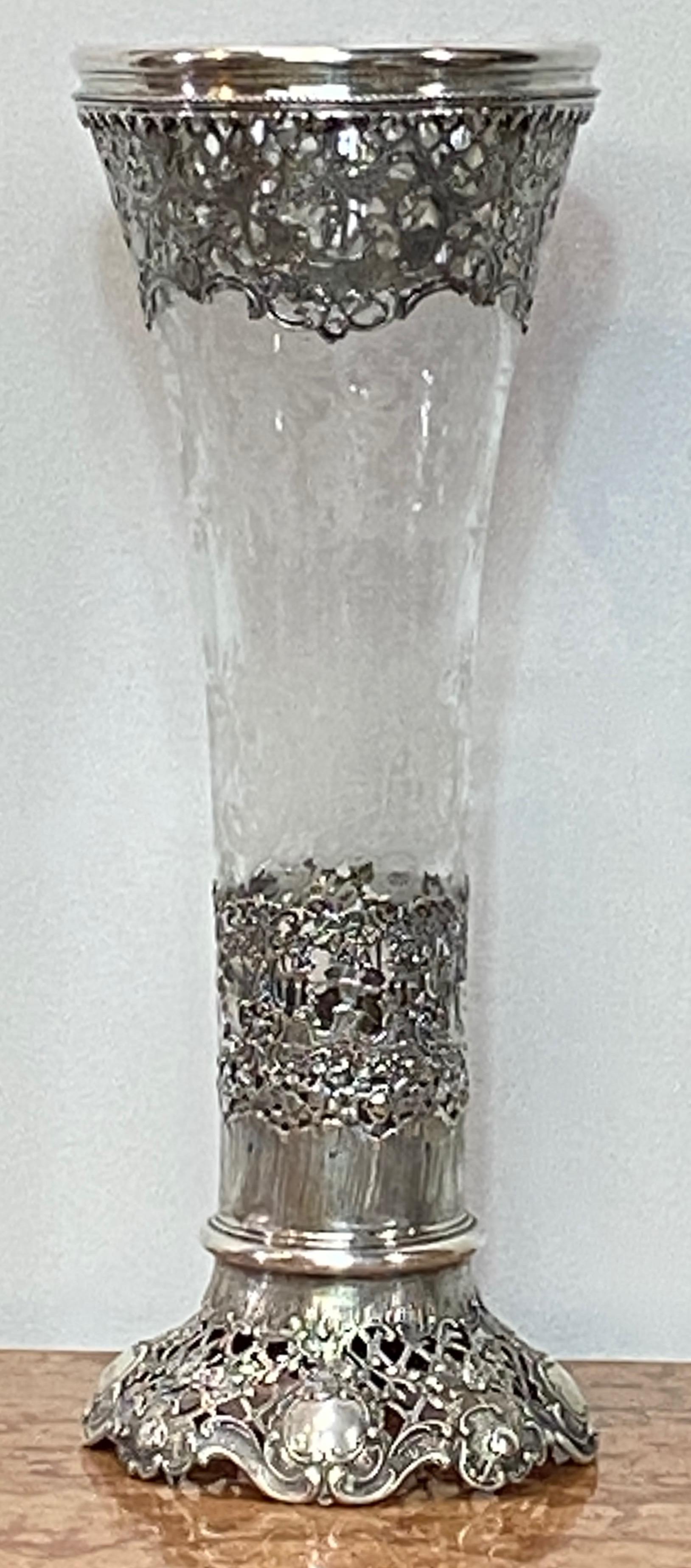 Eine große deutsche Hanau Silber geschliffen und geätzte Glas Trompete Vase (Radiert) im Angebot