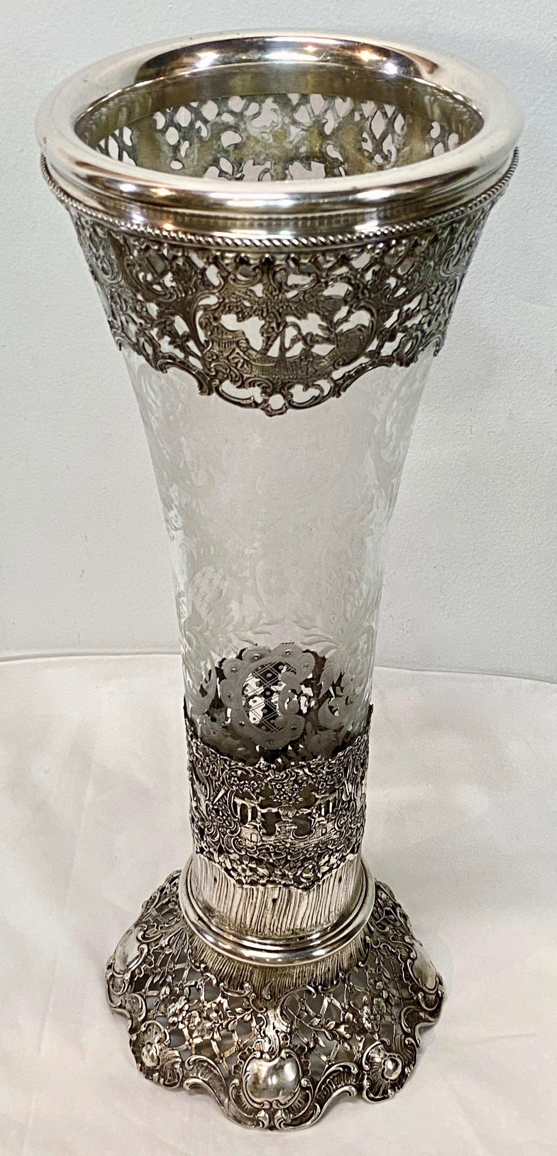 Eine große deutsche Hanau Silber geschliffen und geätzte Glas Trompete Vase (19. Jahrhundert) im Angebot