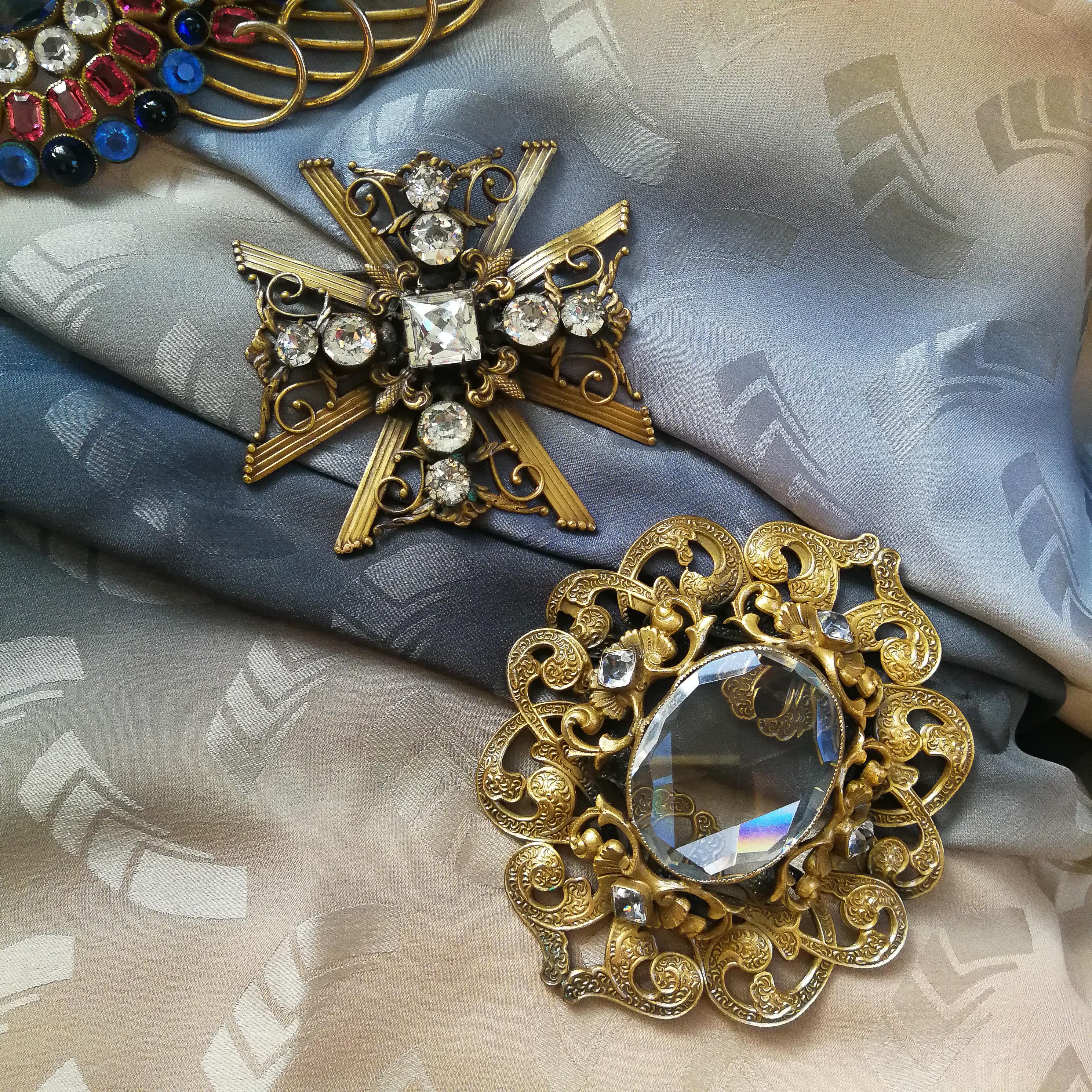 Un gran broche dorado y de cristal, como una Cruz de Malta, Joseff of Hollywood, años 40 en venta 3