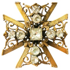Un gran broche dorado y de cristal, como una Cruz de Malta, Joseff of Hollywood, años 40