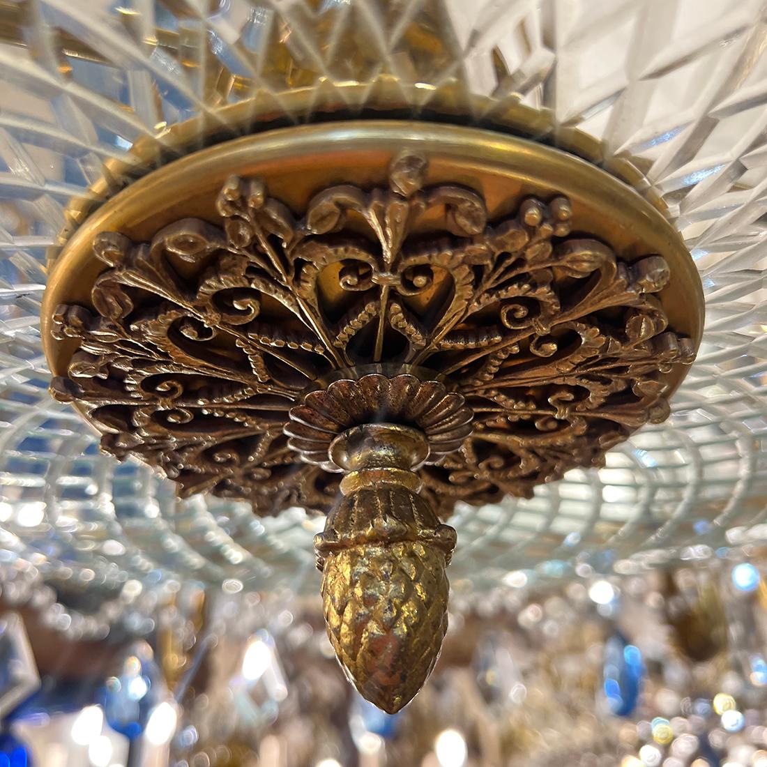Bronze Un grand doré  Lustre baltique avec cristaux bleus en vente