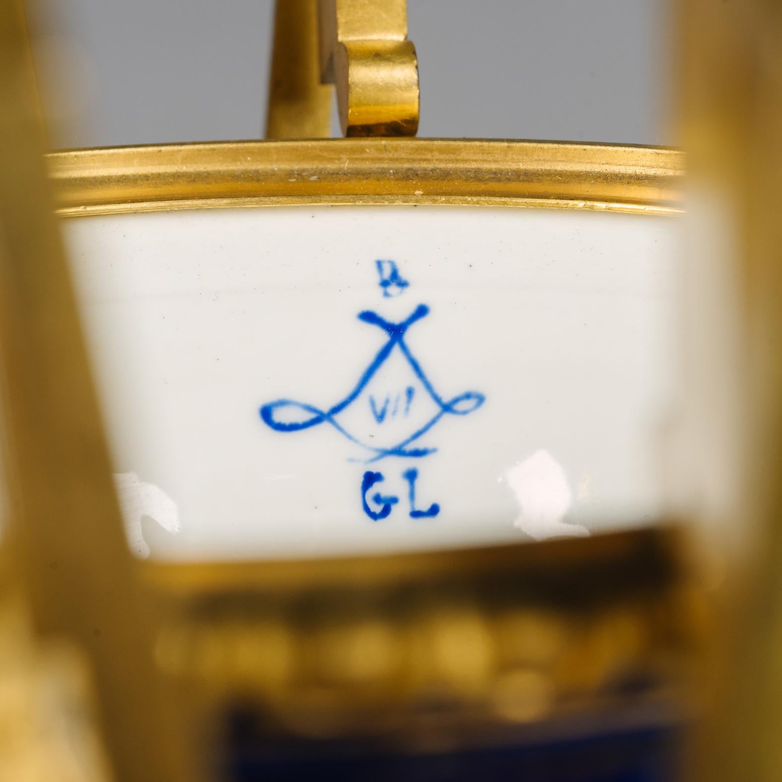 Grande pendule garnie en bronze doré et porcelaine de Sèvres en trois parties en vente 4
