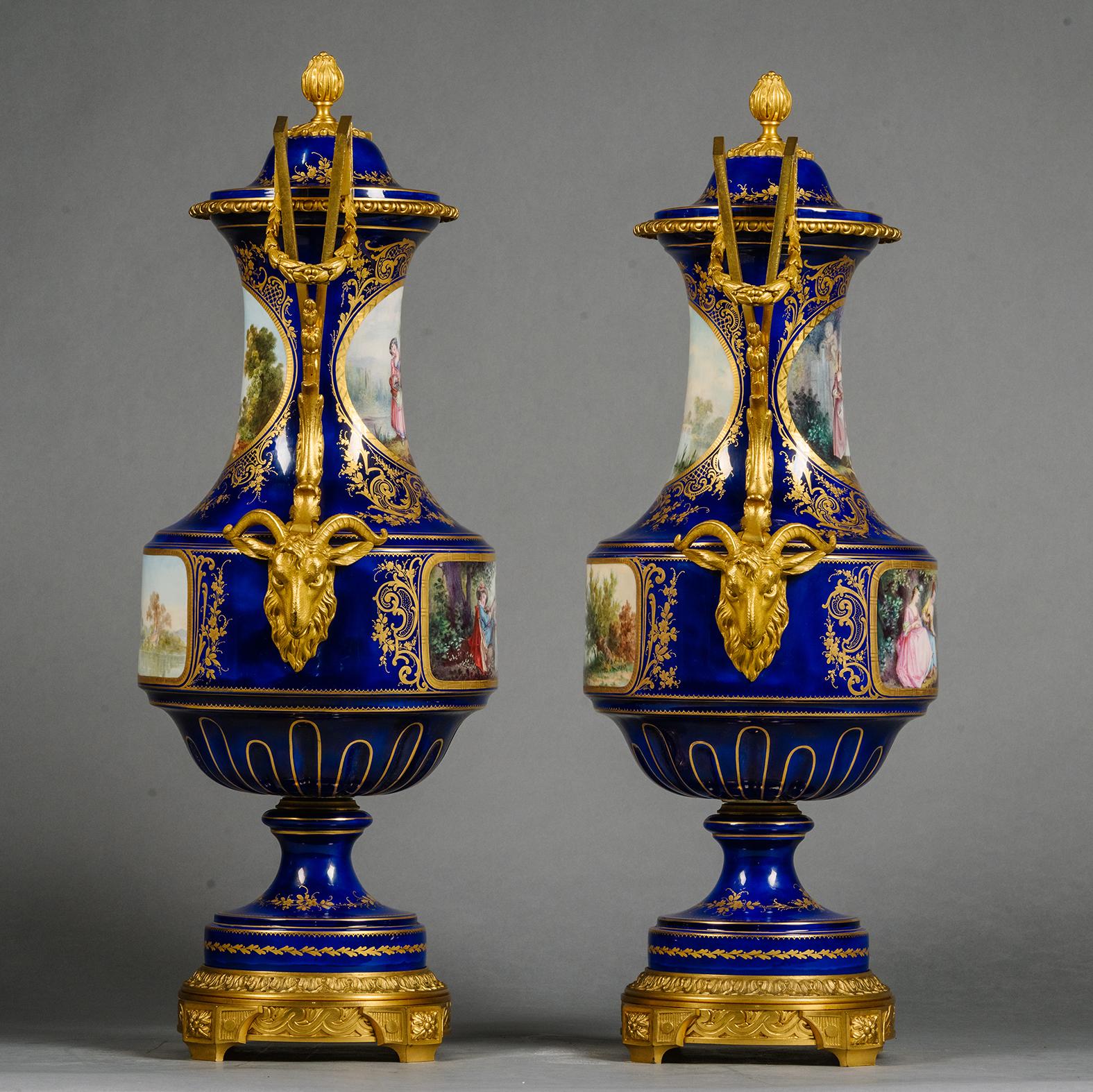 Porcelaine Grande pendule garnie en bronze doré et porcelaine de Sèvres en trois parties en vente